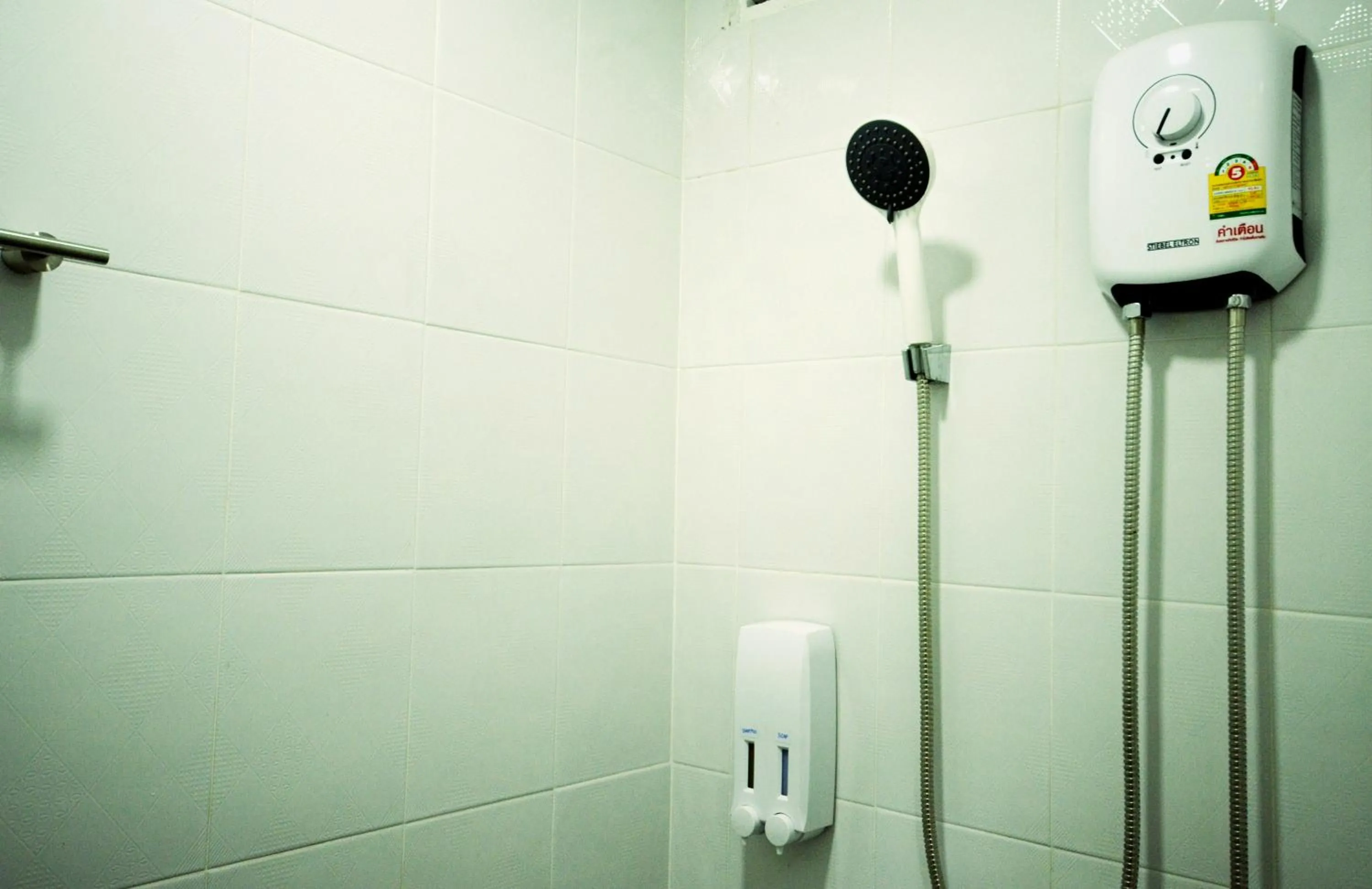 Shower in Early Bird Hostel Ayutthaya