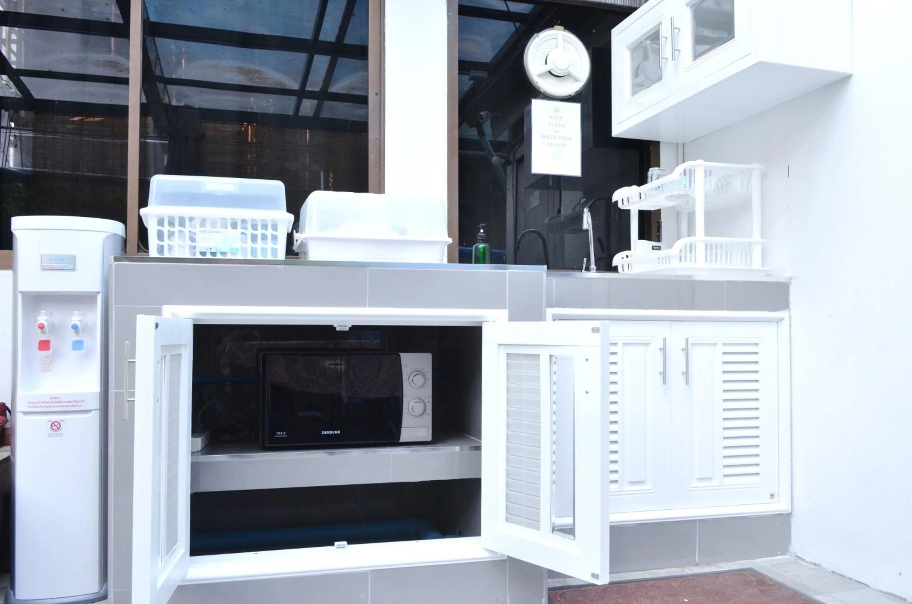 Communal kitchen in Early Bird Hostel Ayutthaya