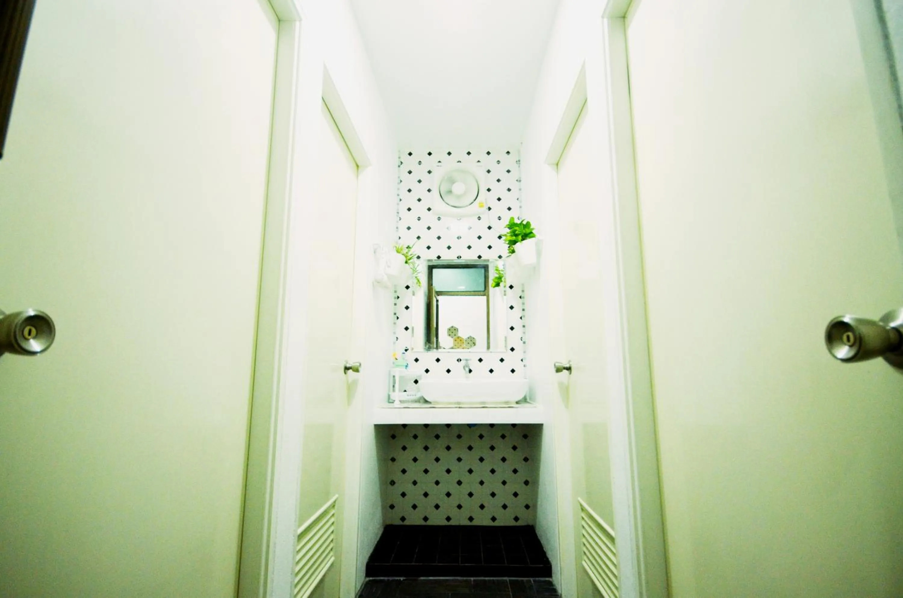 Shower in Early Bird Hostel Ayutthaya