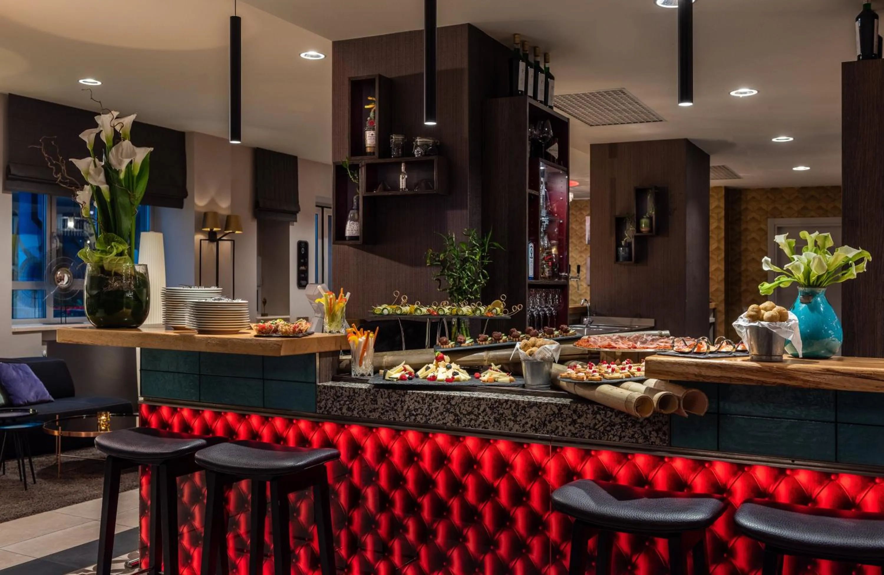 Lounge or bar in NYX Hotel Milan by Leonardo Hotels