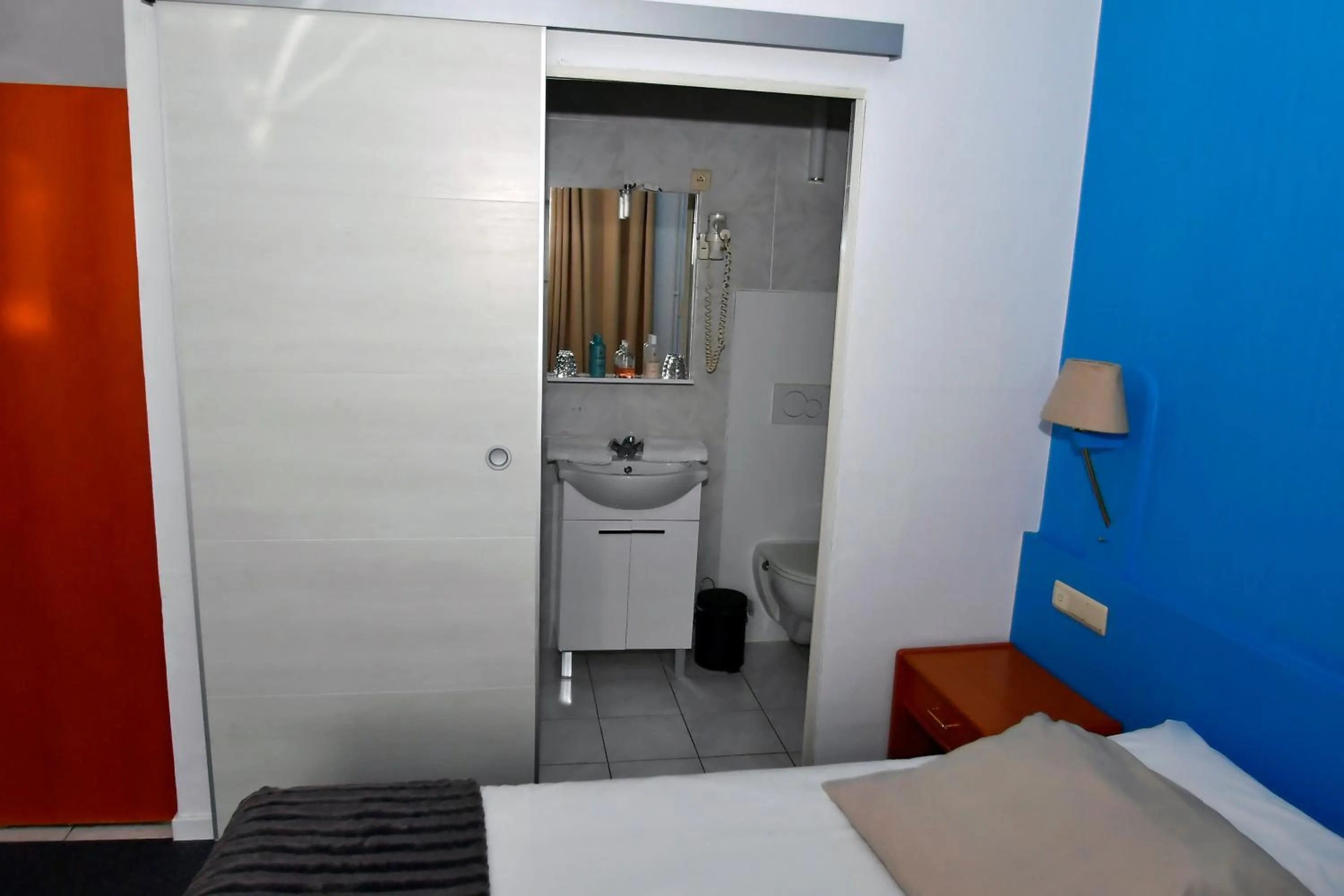 Shower, Bed in Hotel 'T Hert