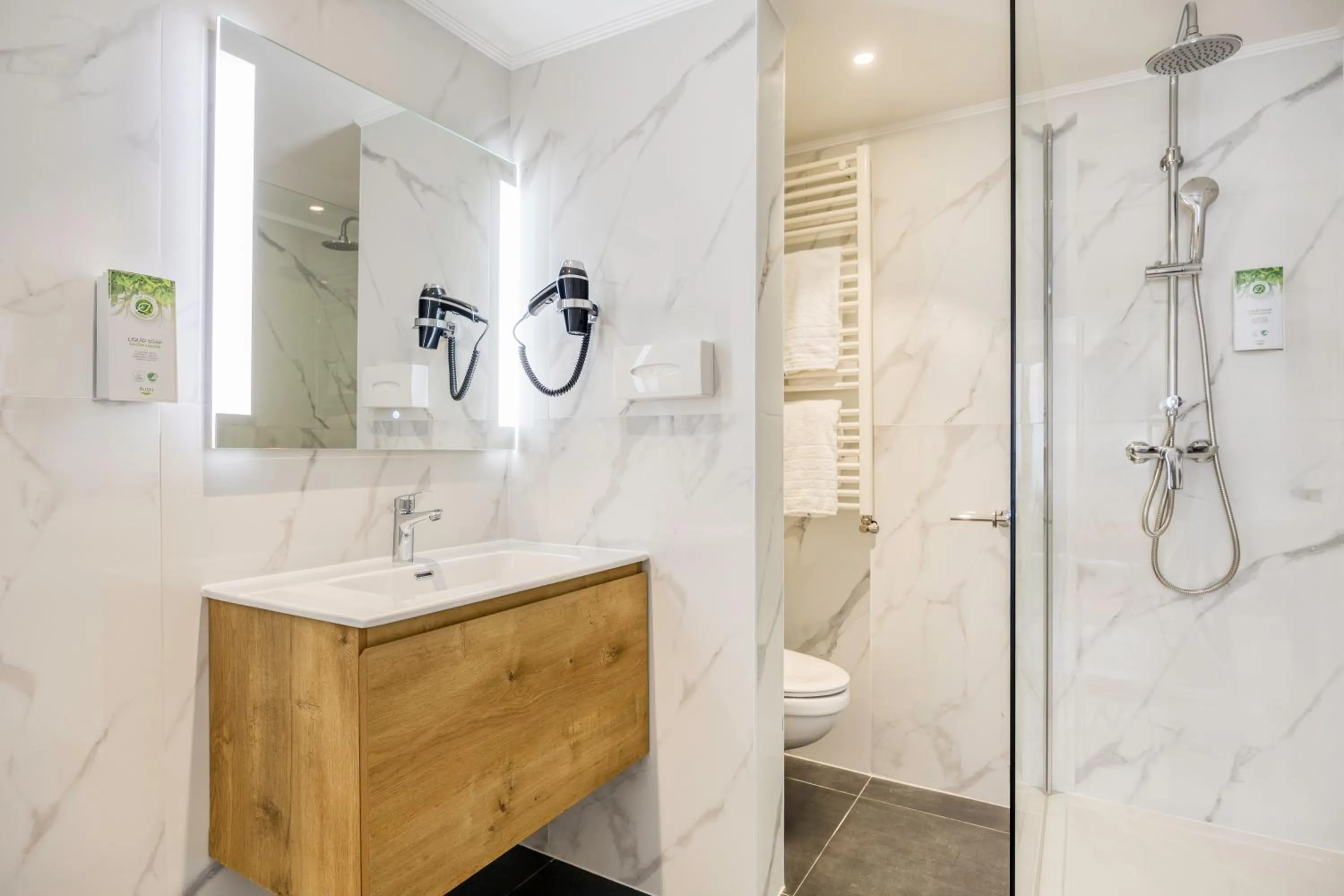 Shower in Hotel Louise