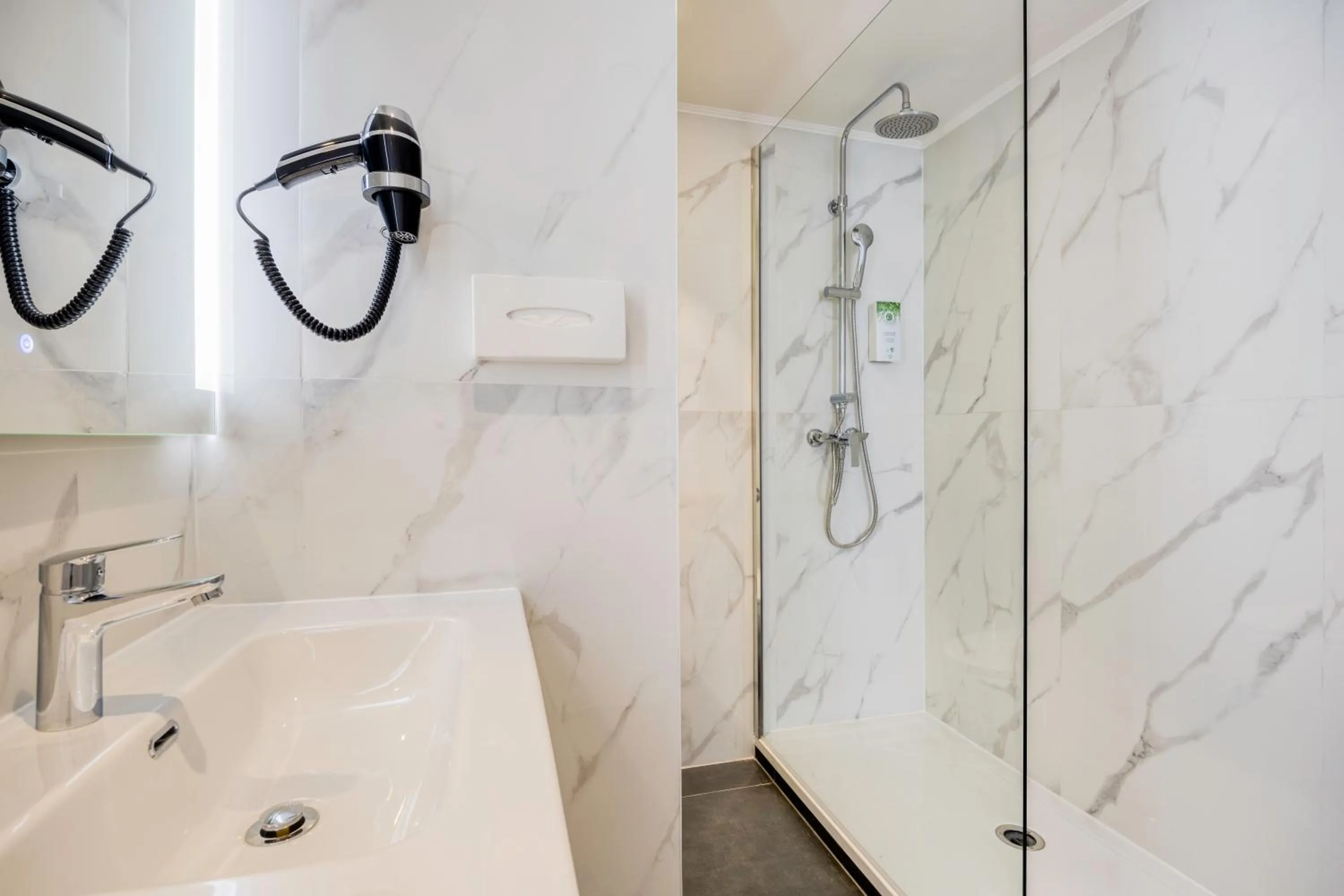 Shower in Hotel Louise