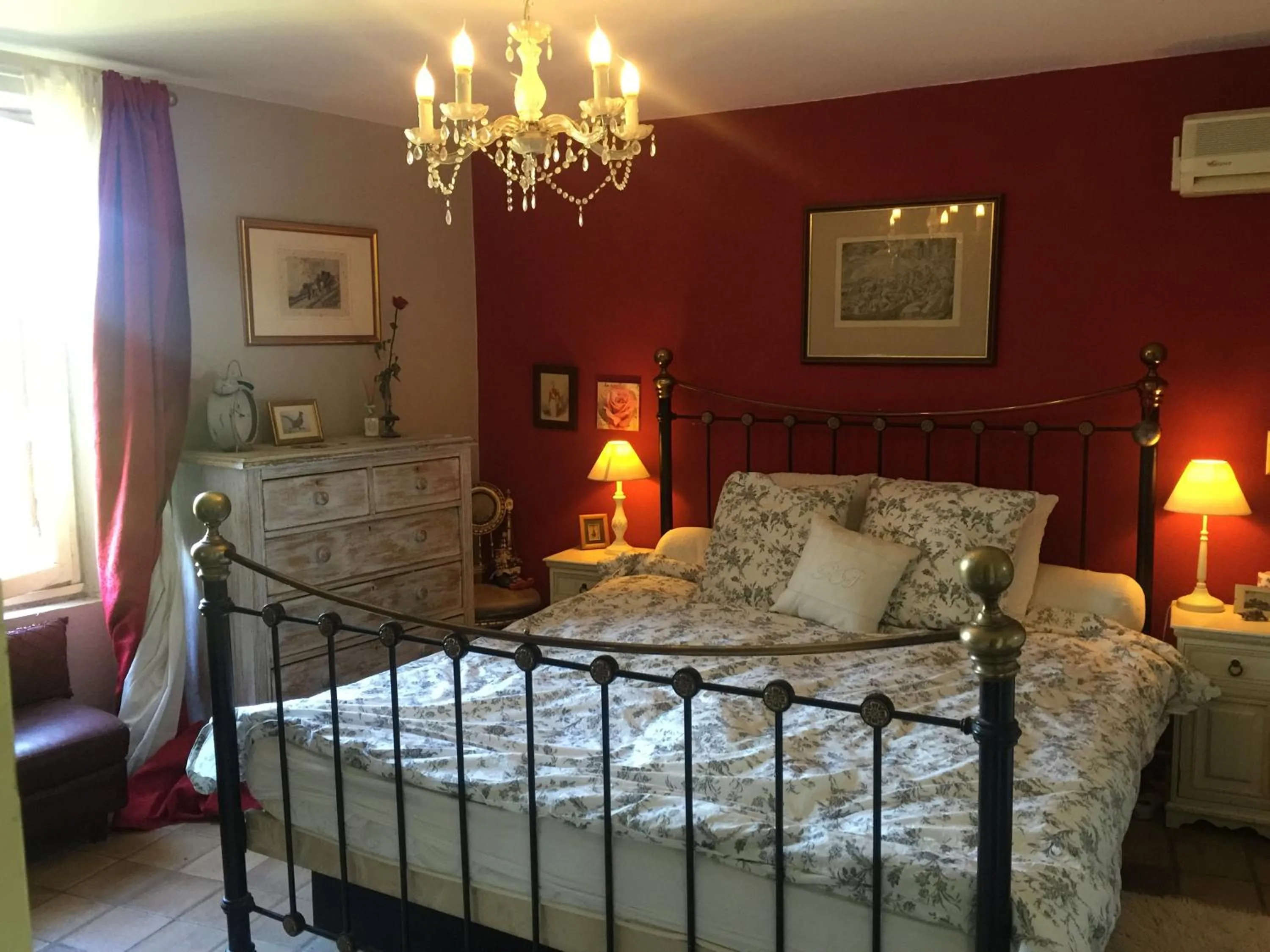 Photo of the whole room in Le Peyrail