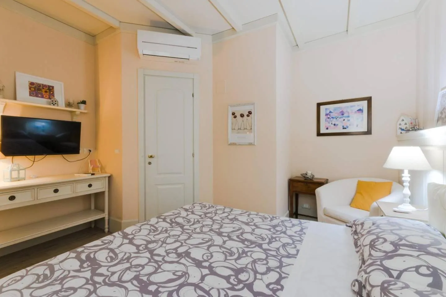 Photo of the whole room, Bed in Serendipity B&B Pescara