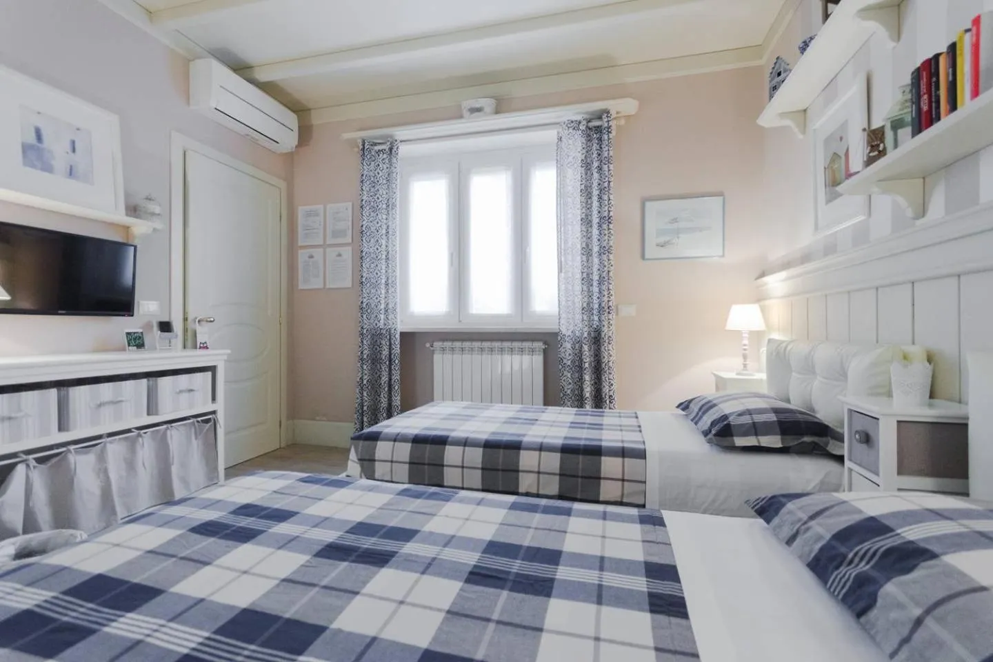 Photo of the whole room, Bed in Serendipity B&B Pescara