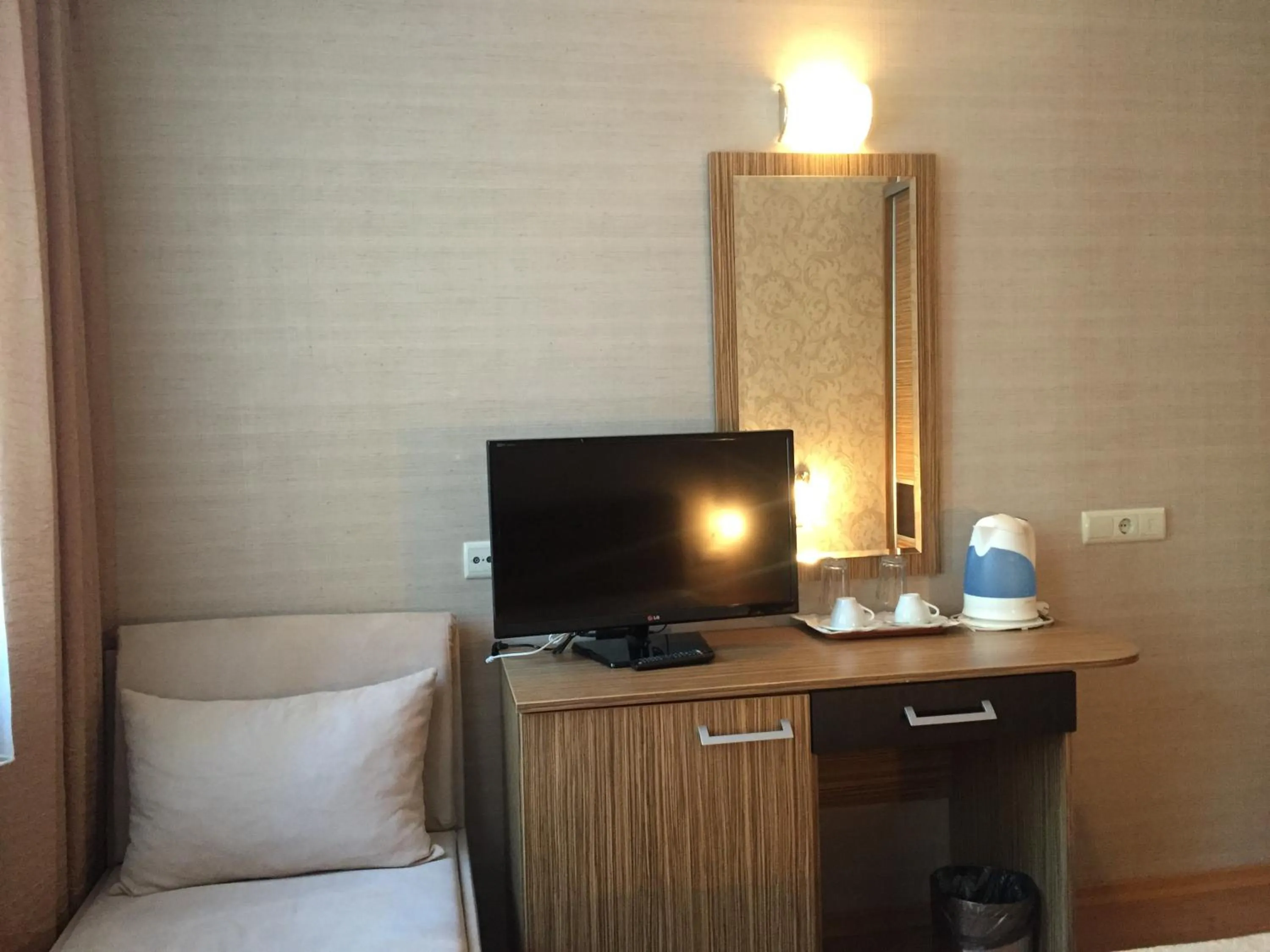 Coffee/tea facilities in GM Royal Plaza