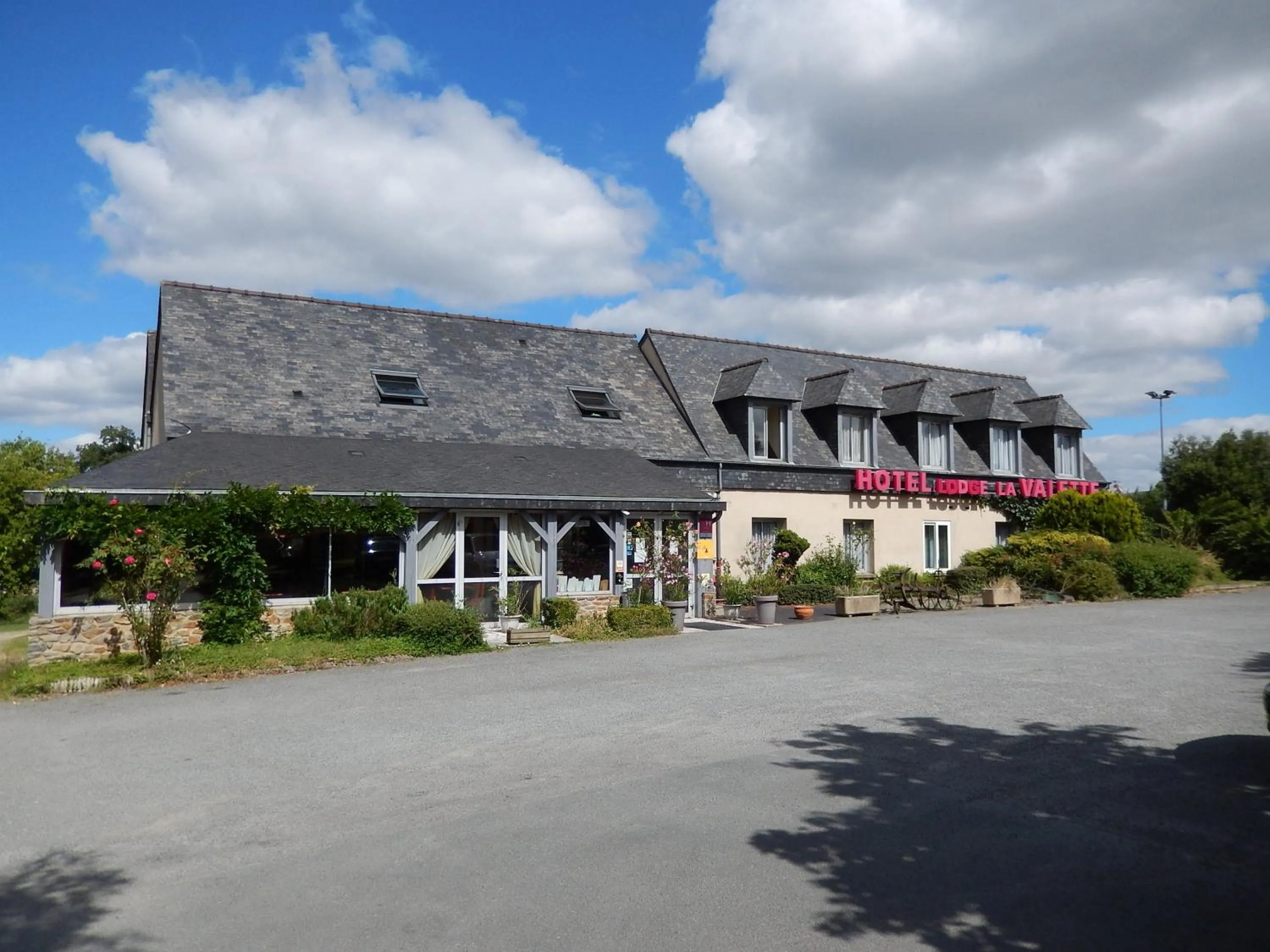 Facade/entrance in Logis Hôtel Lodge La Valette