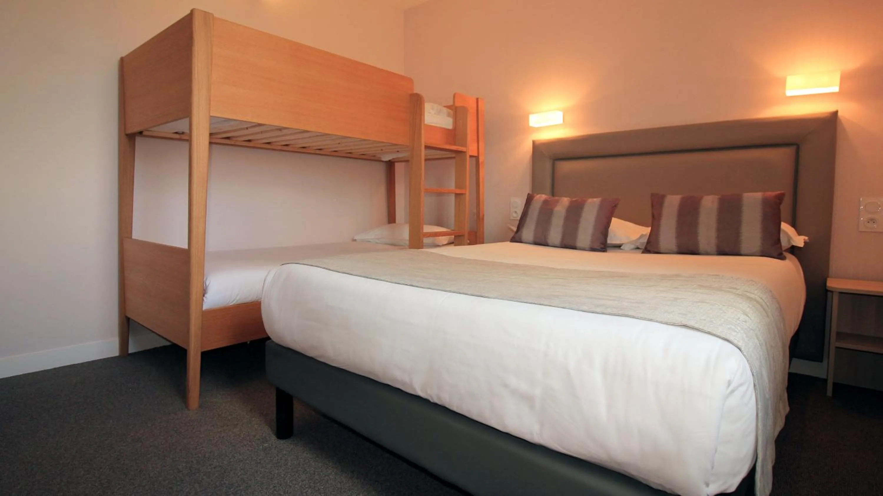 Bed in Logis Hôtel Lodge La Valette