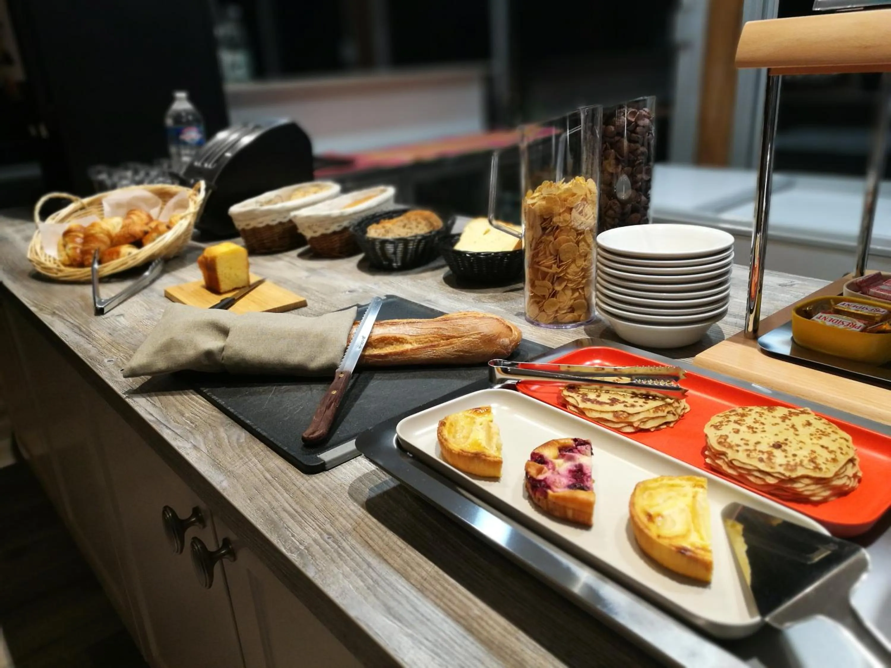 Breakfast in Logis Hôtel Lodge La Valette