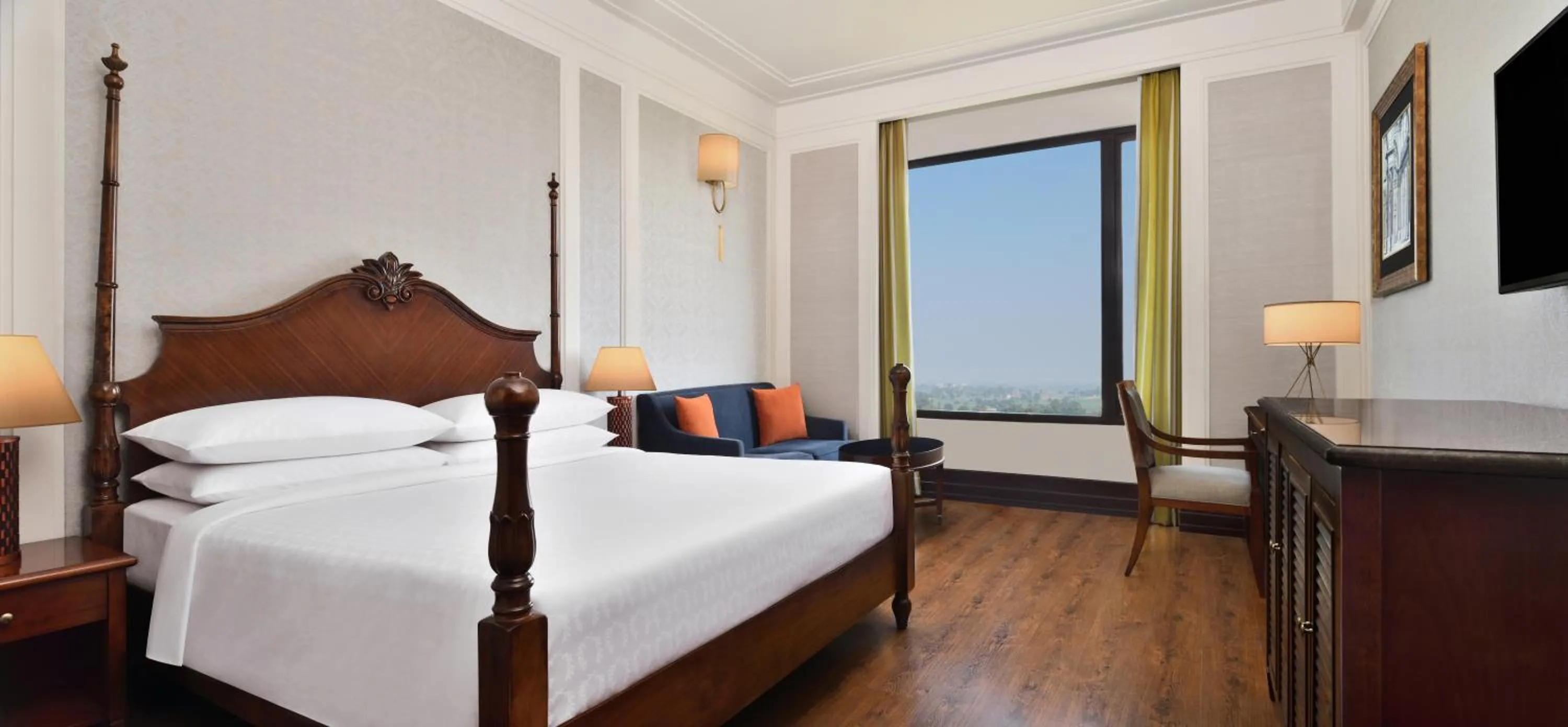 Bed in Sheraton Grand Palace Indore