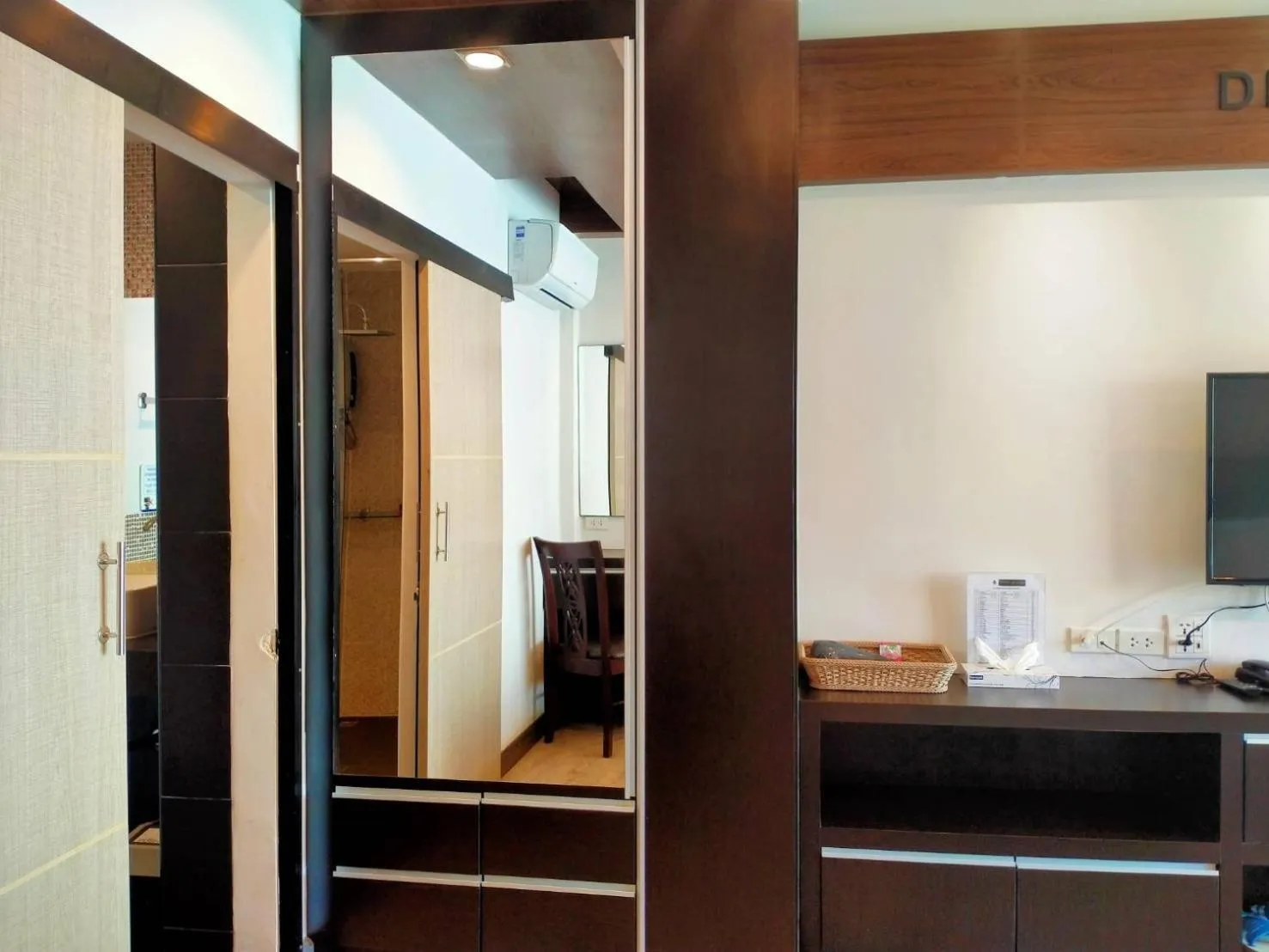 wardrobe in Hotel De Nara