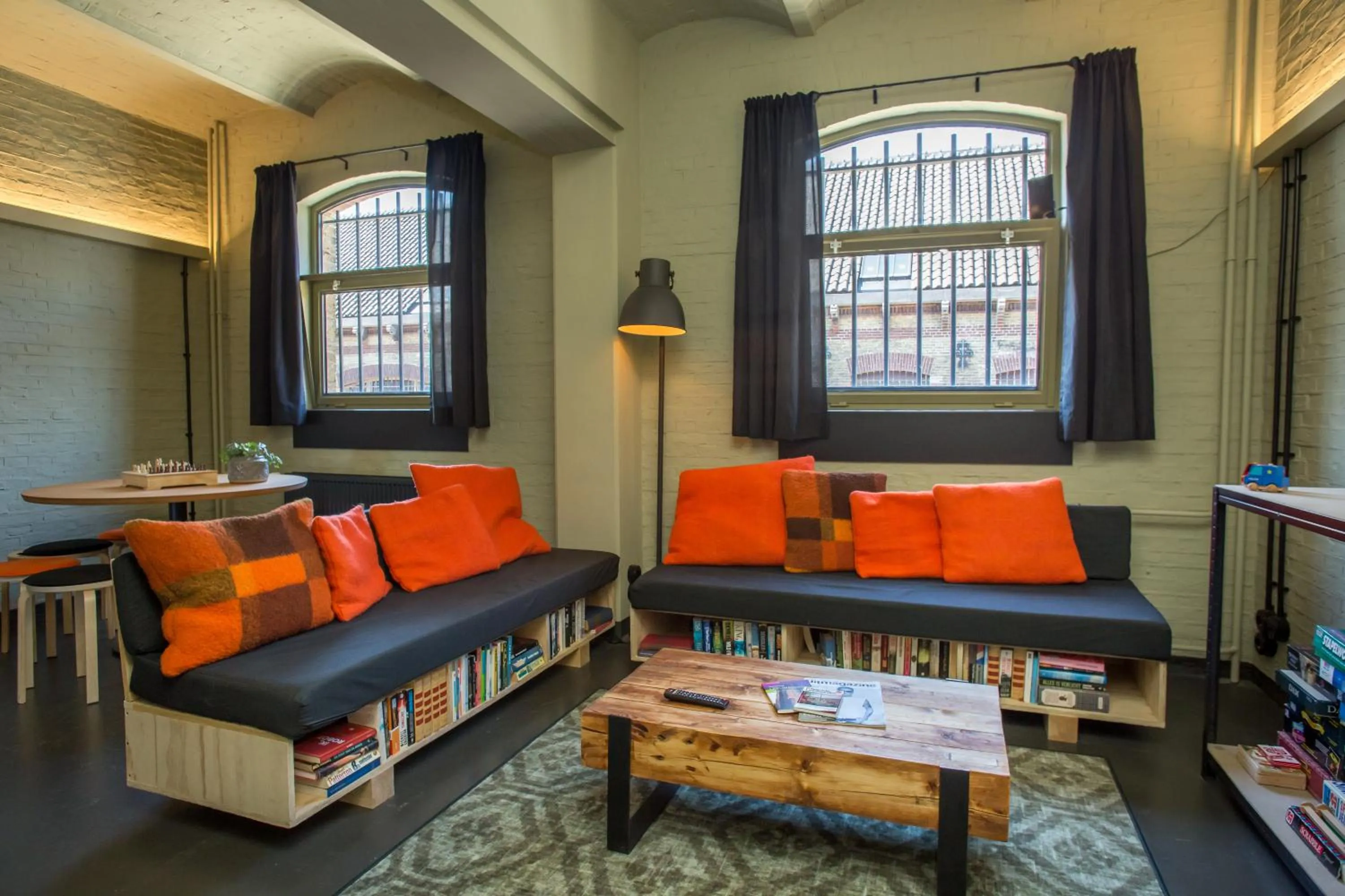 Communal lounge/ TV room in Alibi Hostel Leeuwarden