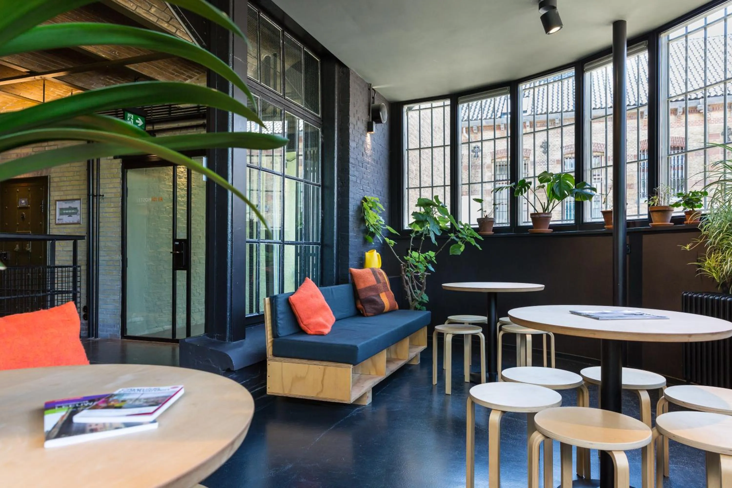 Seating area in Alibi Hostel Leeuwarden