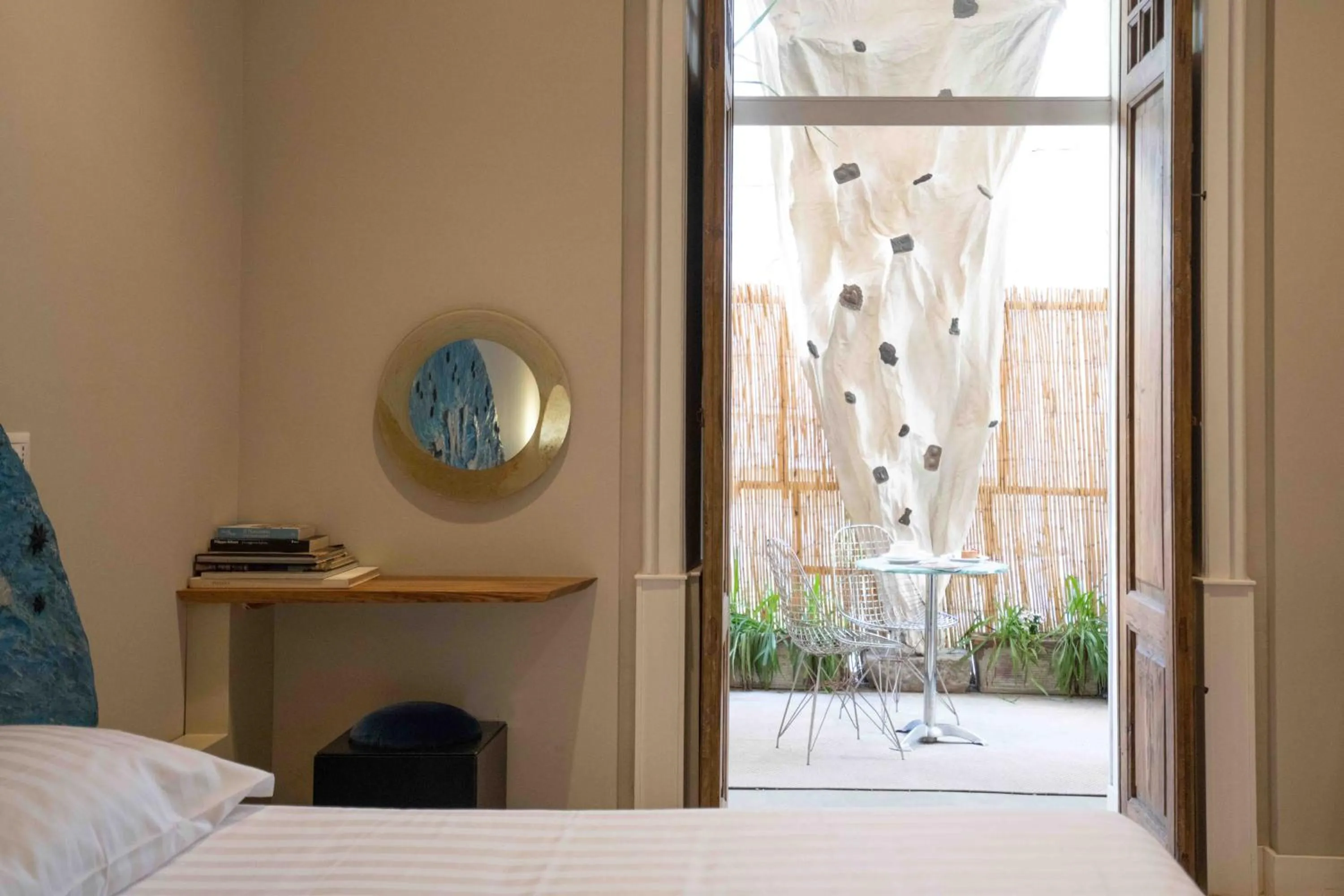 Bed in Atelier Inès Arts & Suites