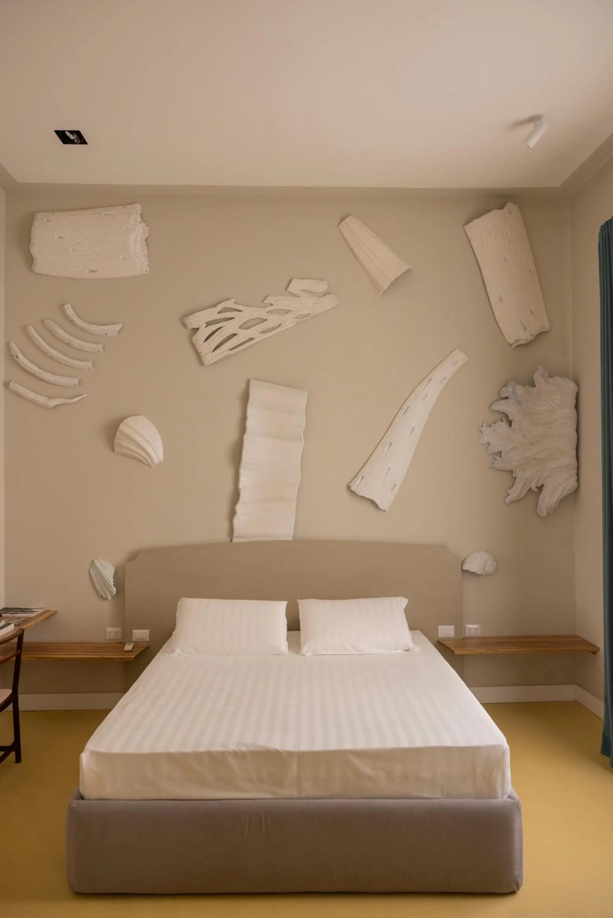 Bed in Atelier Inès Arts & Suites