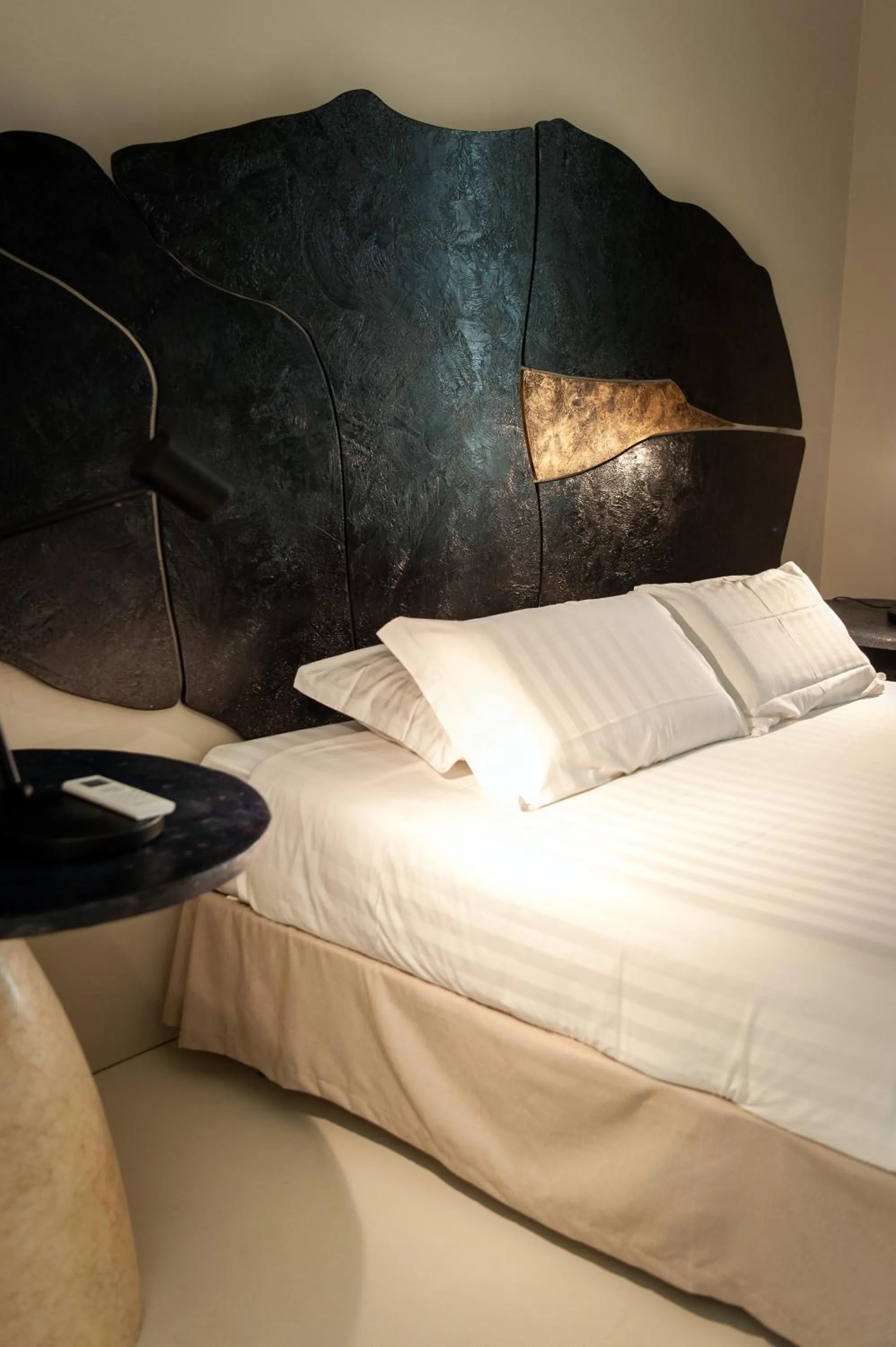 Bed in Atelier Inès Arts & Suites