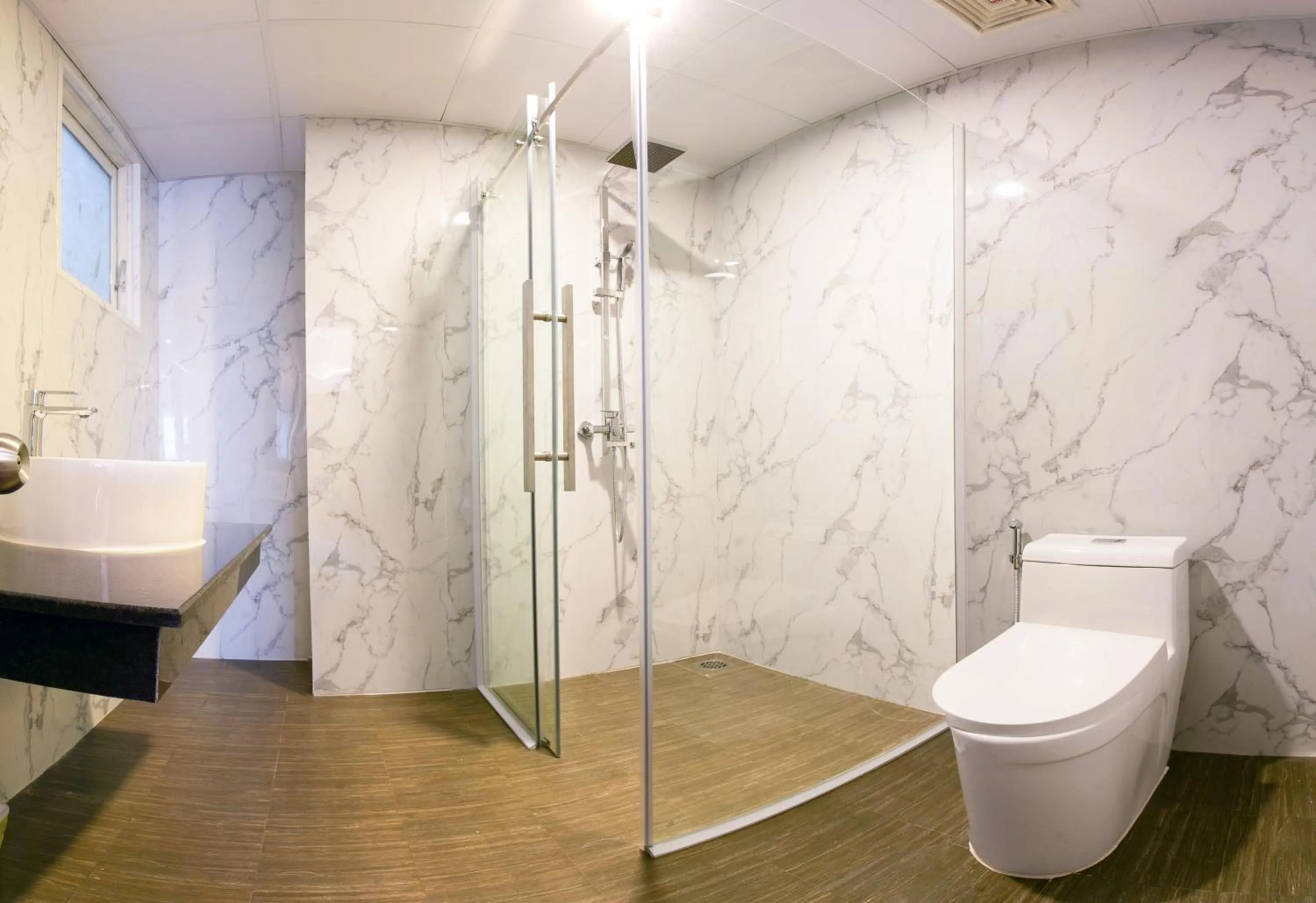 Shower in Tre Xanh Hotel