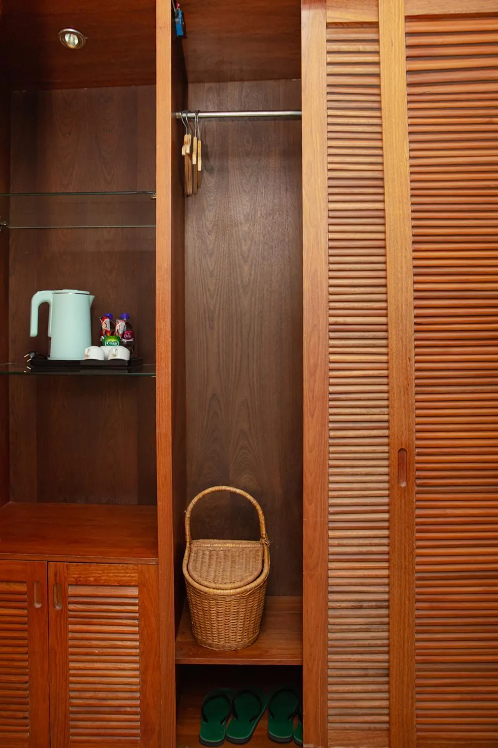 wardrobe in Tre Xanh Hotel