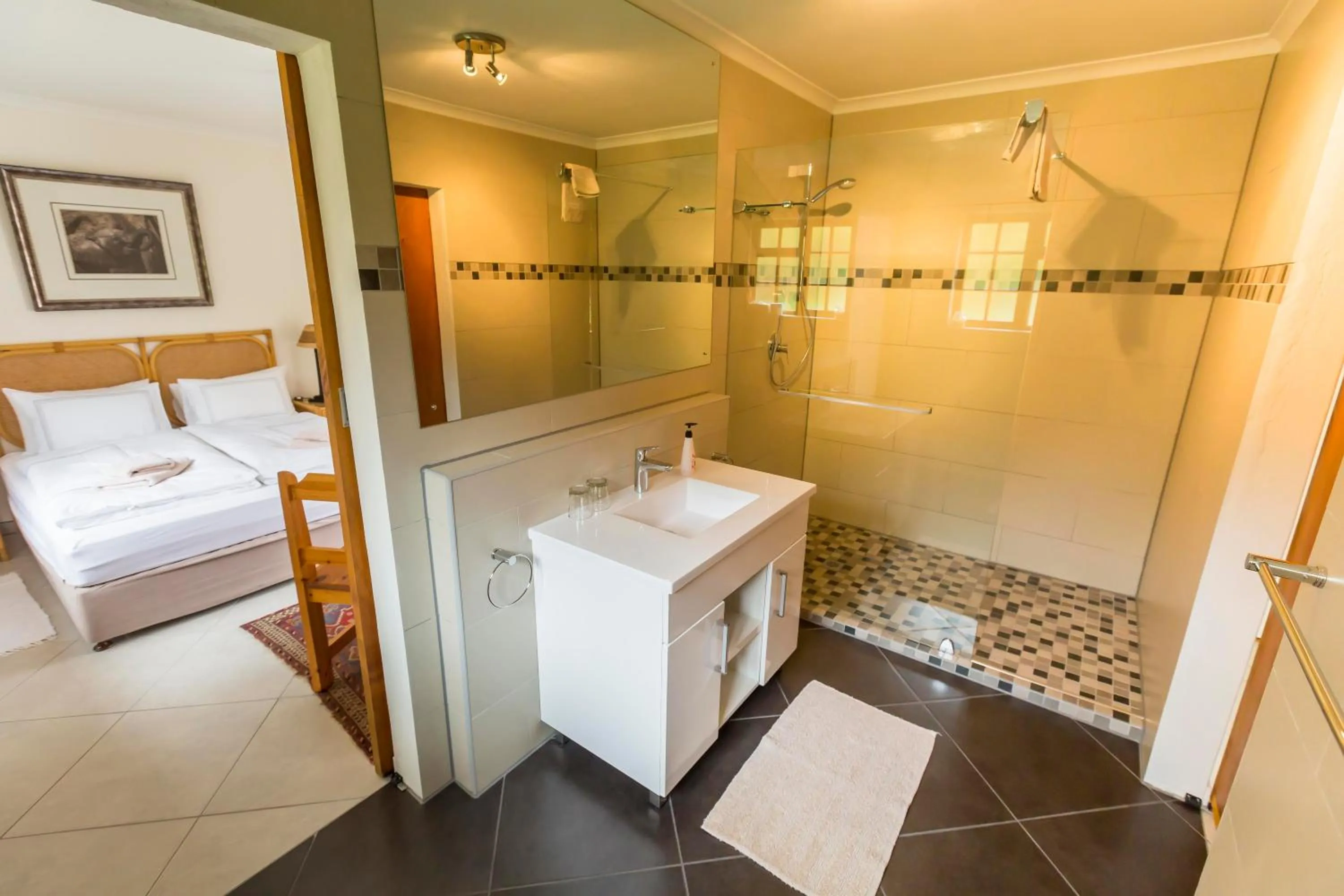Bathroom, Bed in Hout Bay Lodge