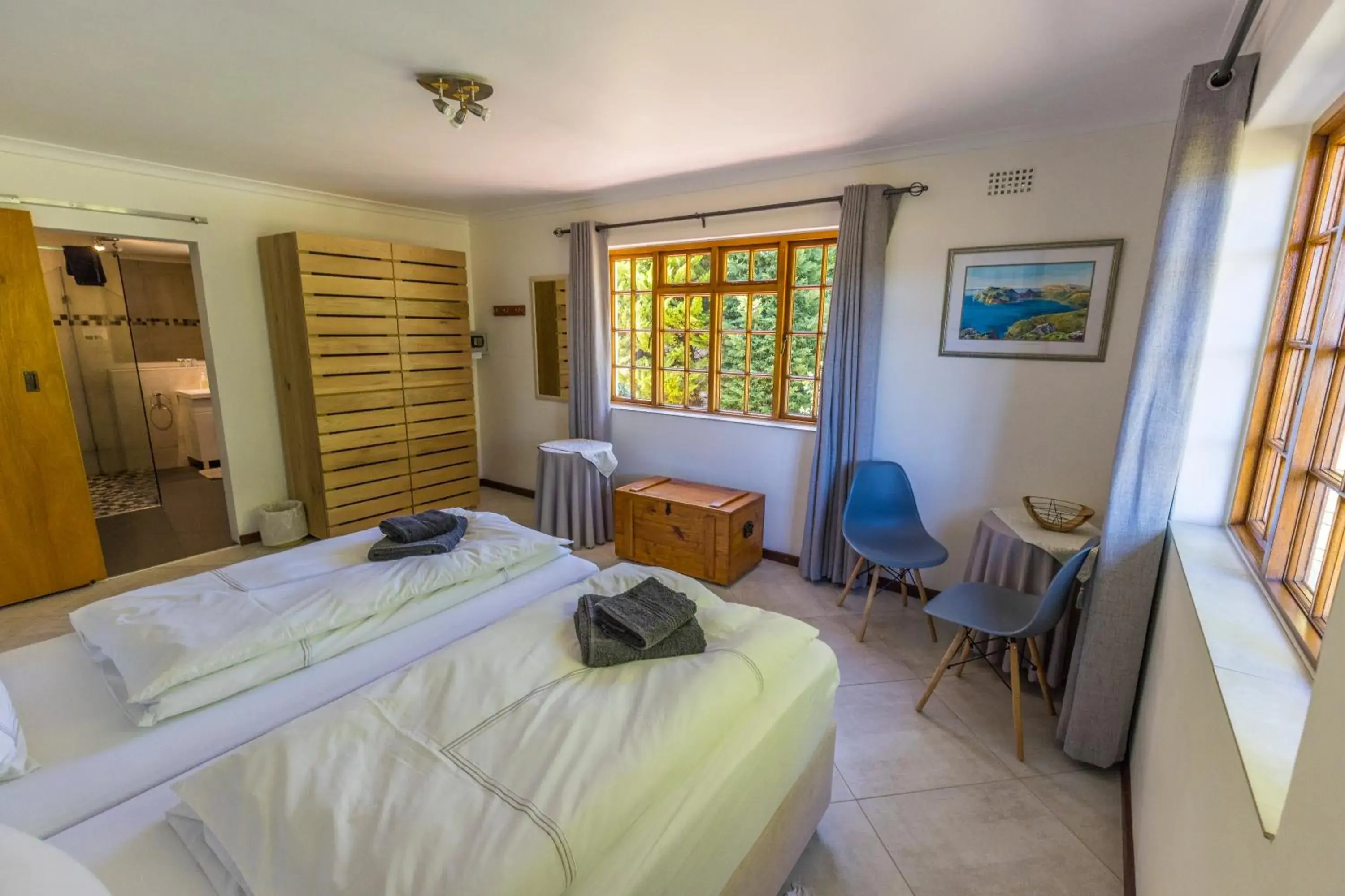 Double Room with Mountain View - single occupancy in Hout Bay Lodge Double Room with Mountain View - single occupancy in Hout Bay Lodge