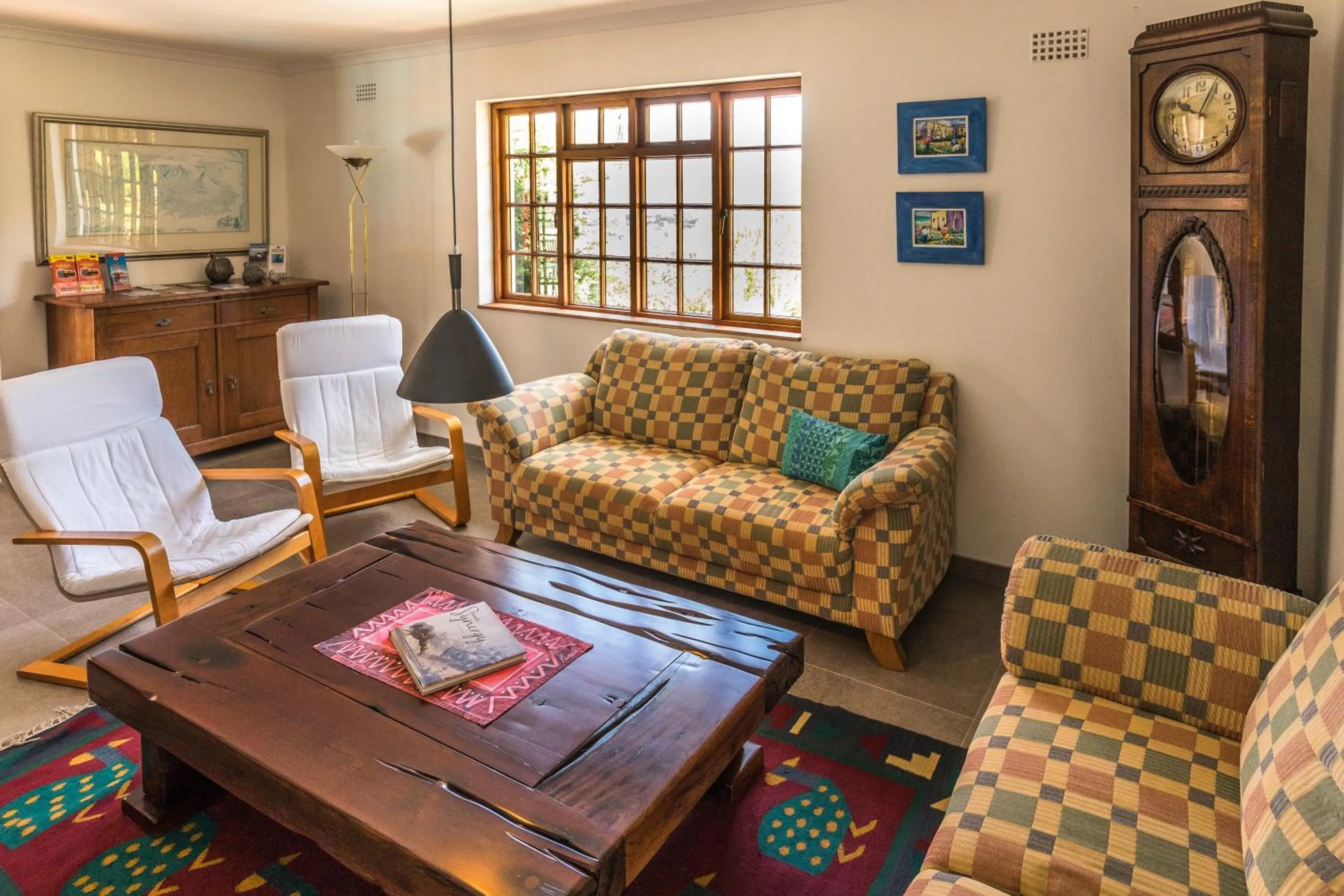 Communal lounge/ TV room in Hout Bay Lodge