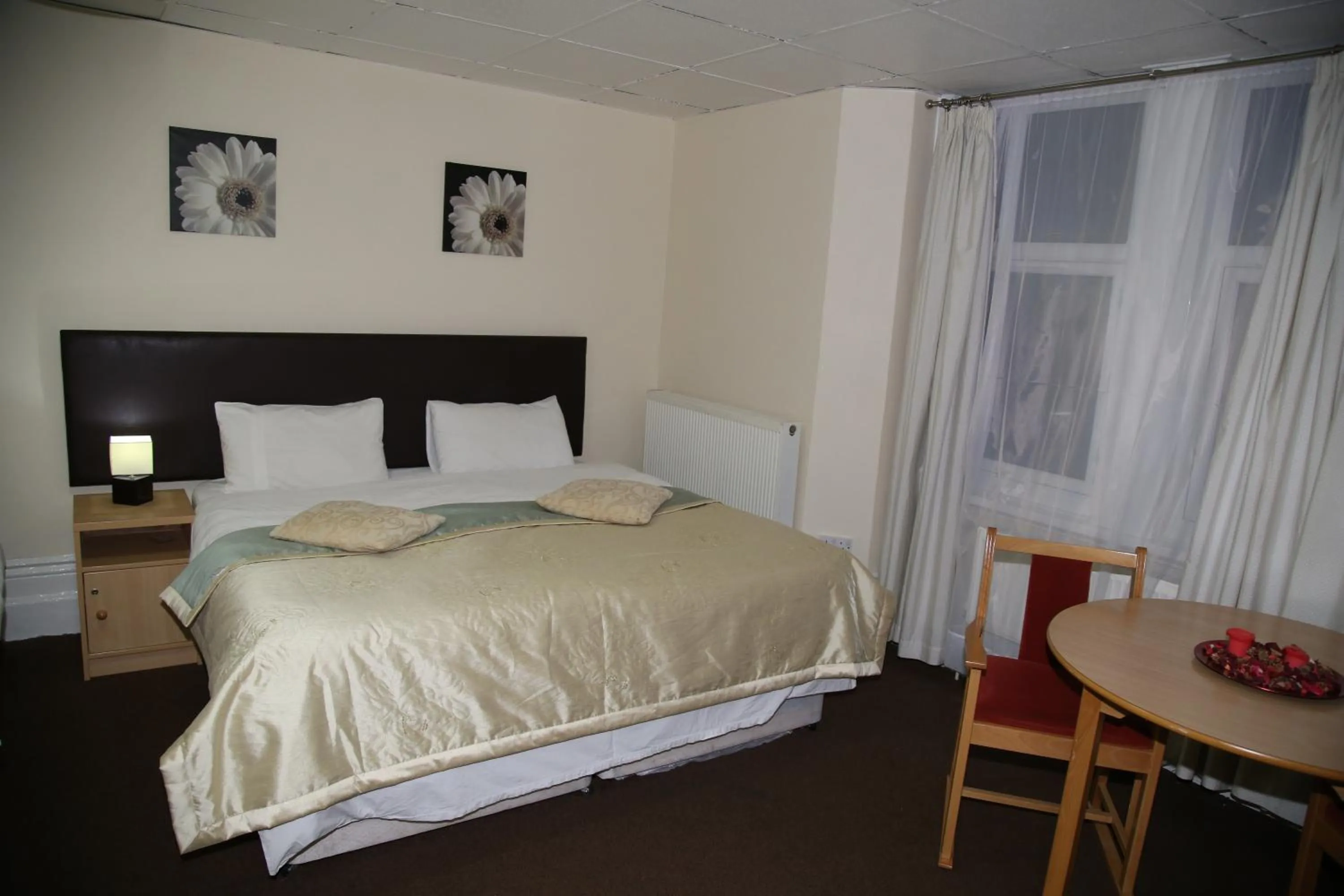 Photo of the whole room, Bed in A Gosport Inn - Free Private Parking