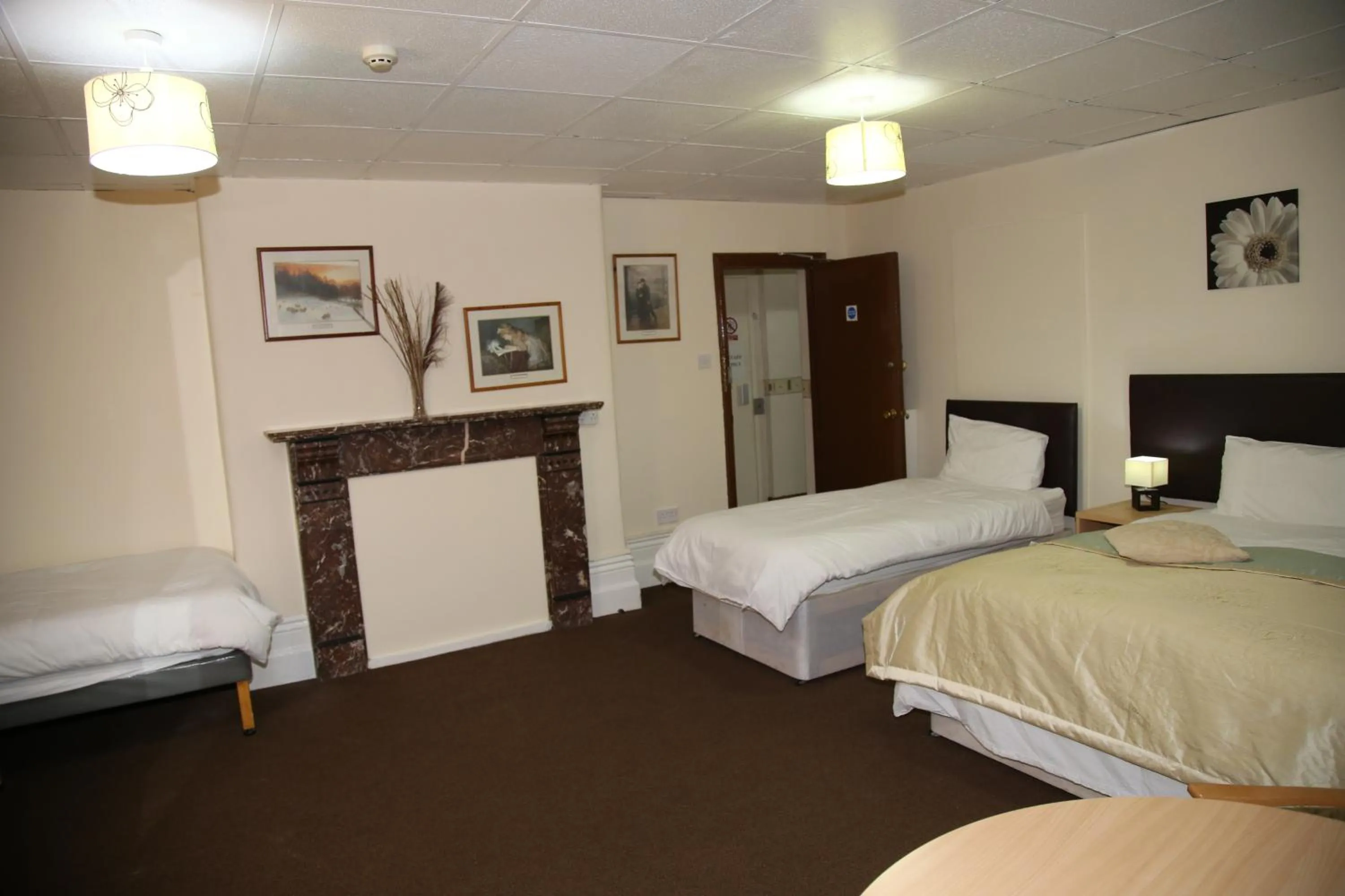 Bedroom, Bed in A Gosport Inn - Free Private Parking
