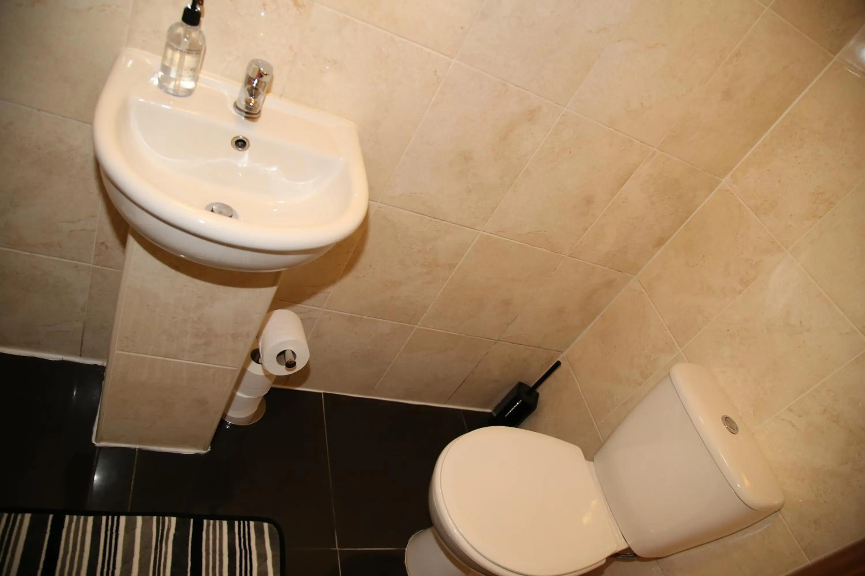 Toilet in A Gosport Inn - Free Private Parking
