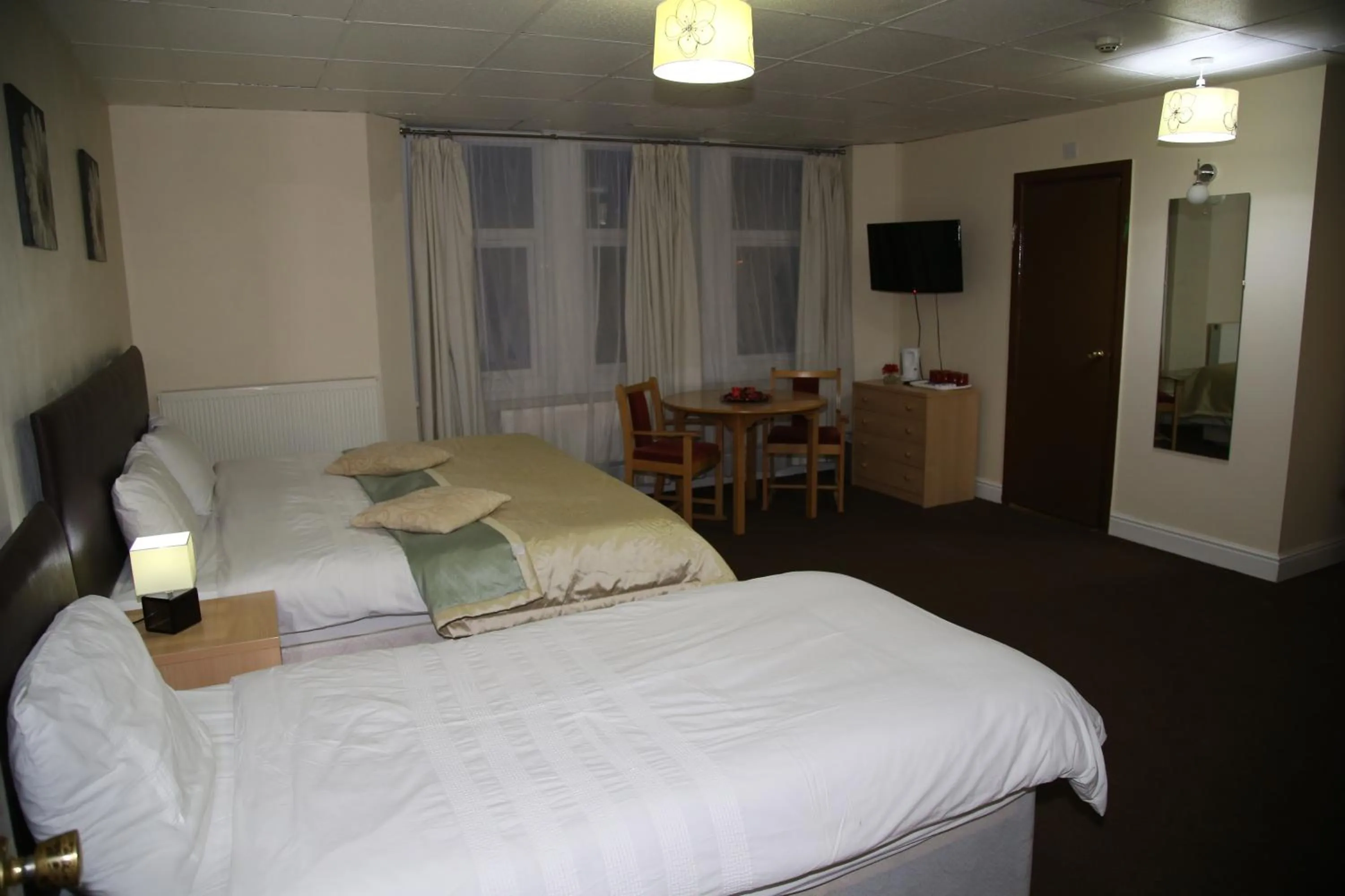 Photo of the whole room, Bed in A Gosport Inn - Free Private Parking