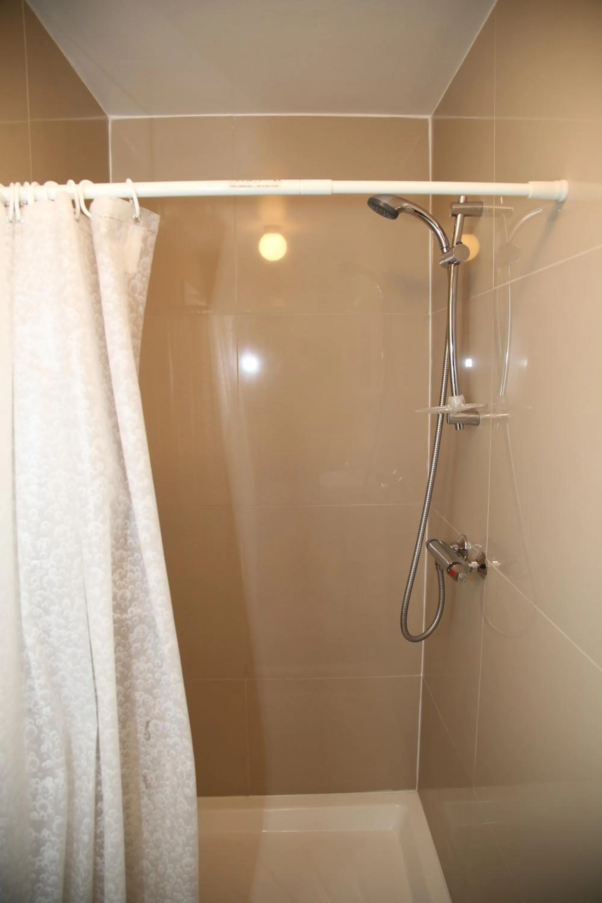 Shower in A Gosport Inn - Free Private Parking