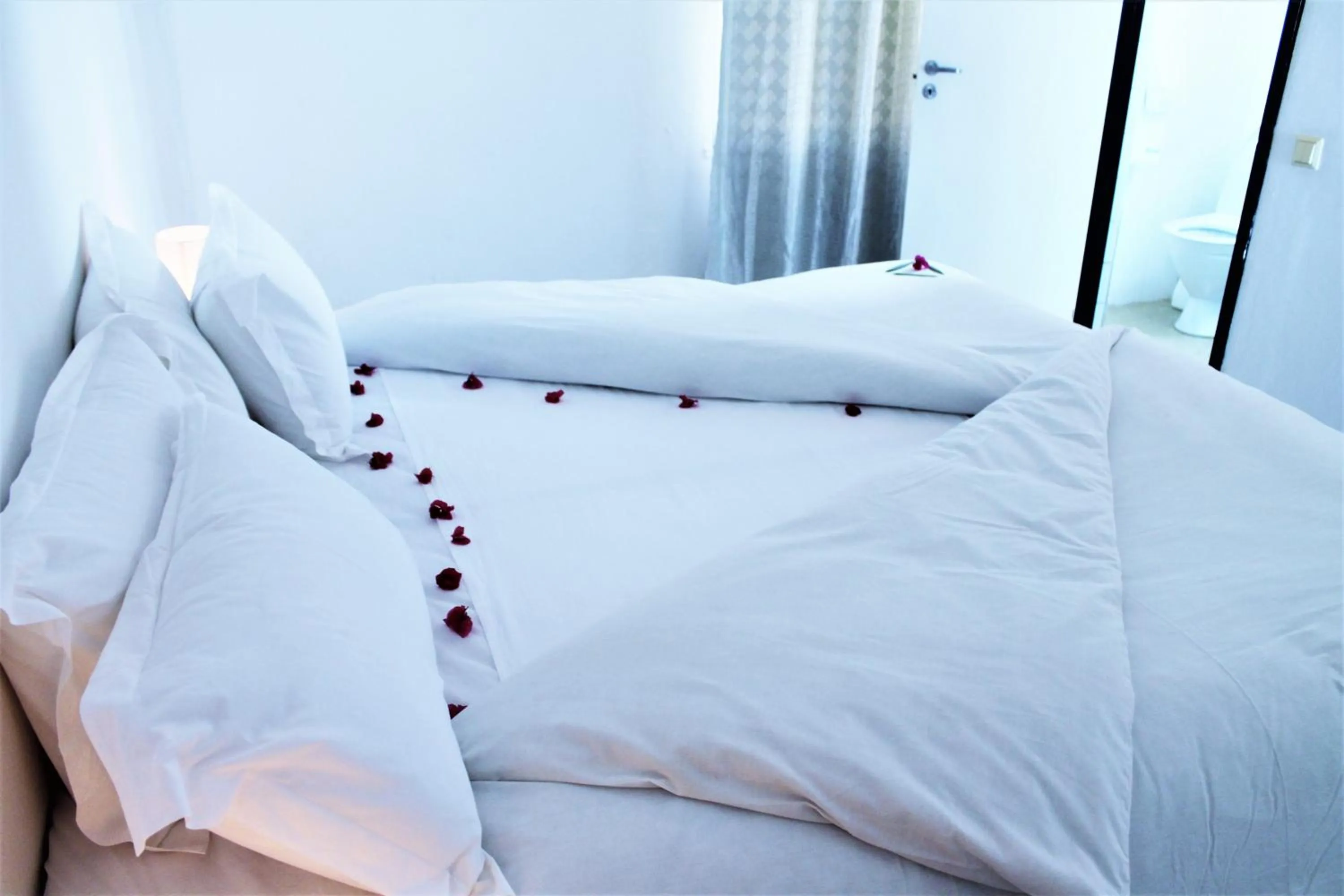 Bedroom, Bed in Bungalow Beach Hotel