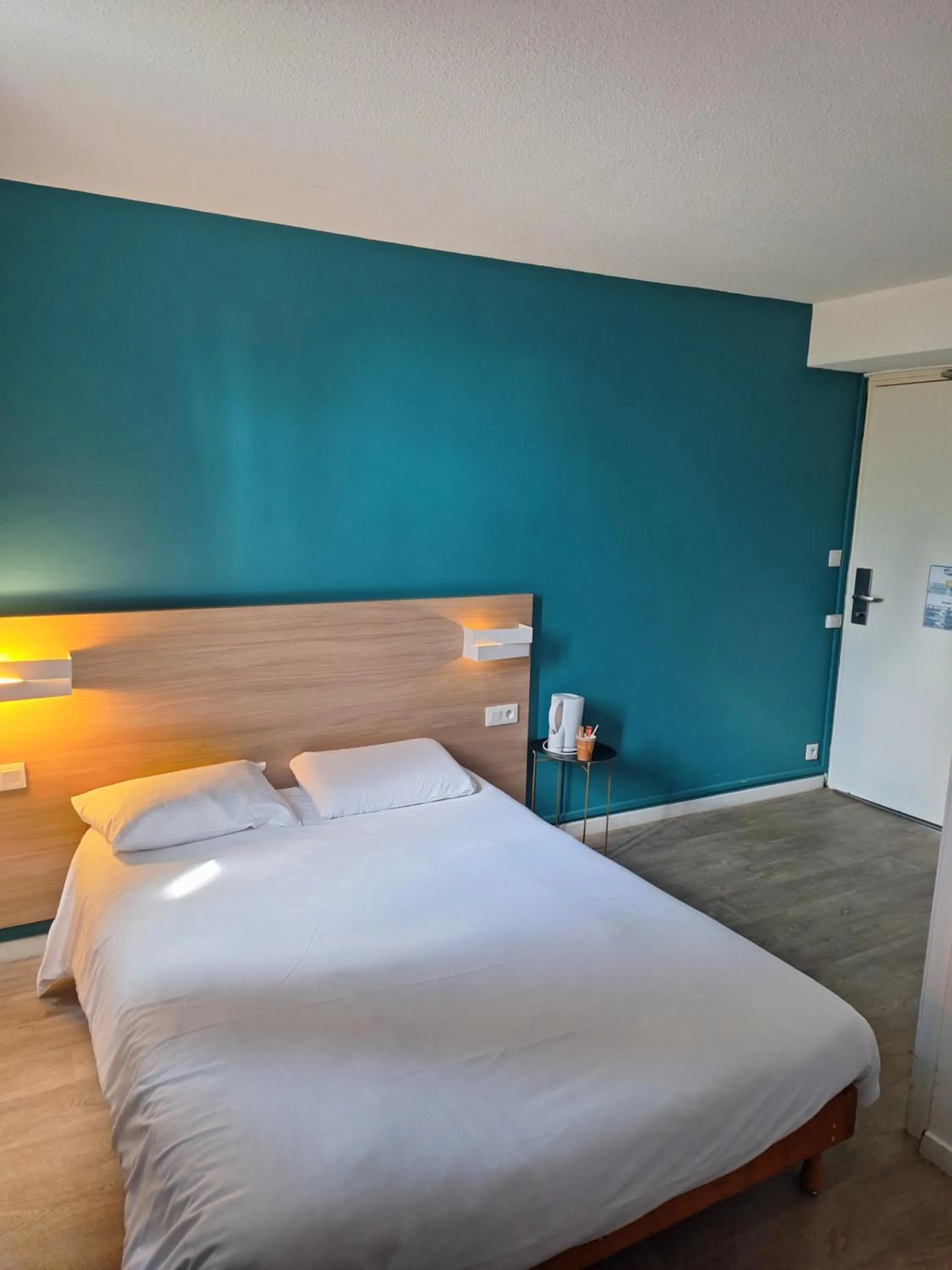 Bed in Brit Hotel Essentiel Tours Nord