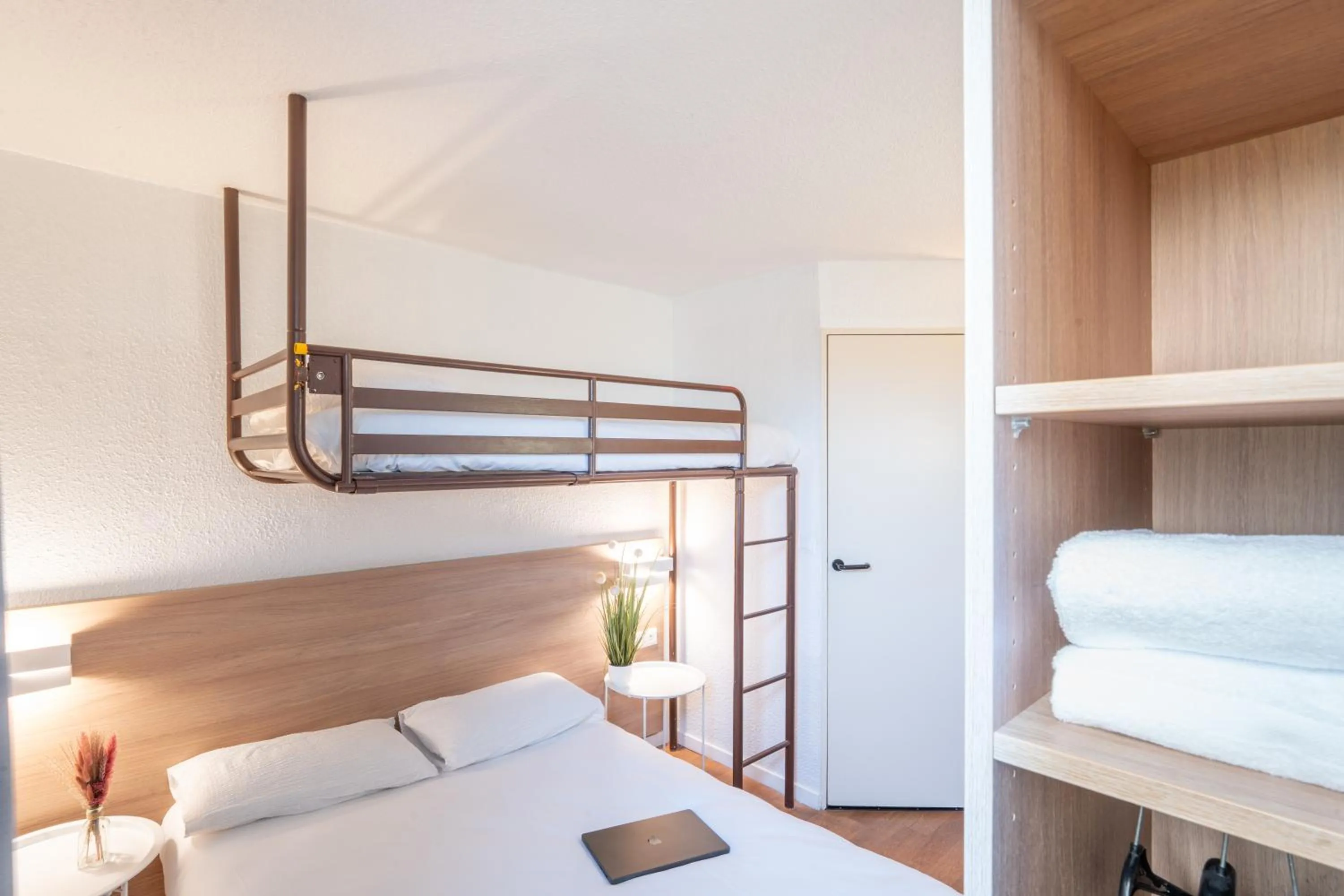 Photo of the whole room, Bed in Brit Hotel Essentiel Tours Nord