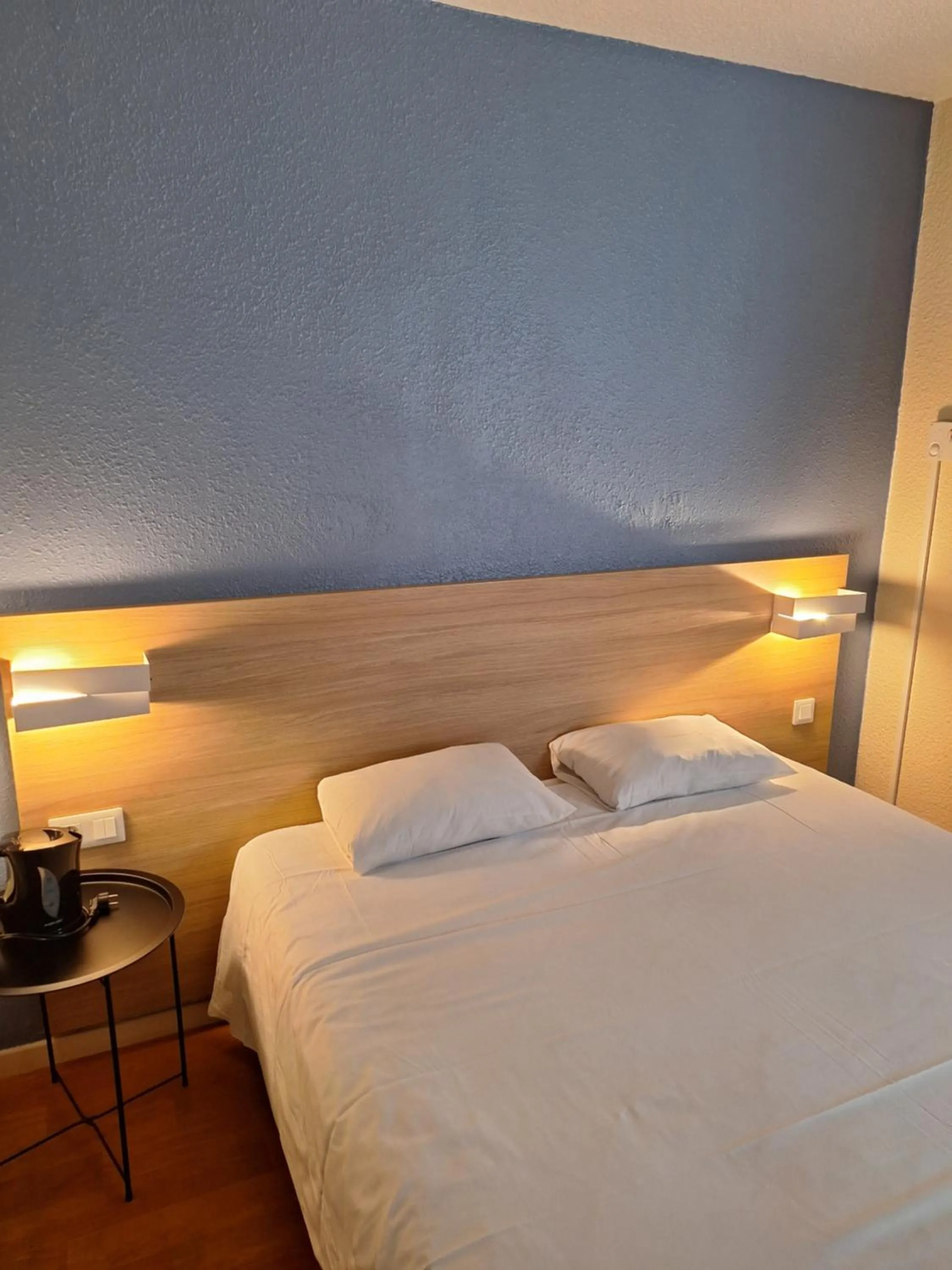 Bed in Brit Hotel Essentiel Tours Nord