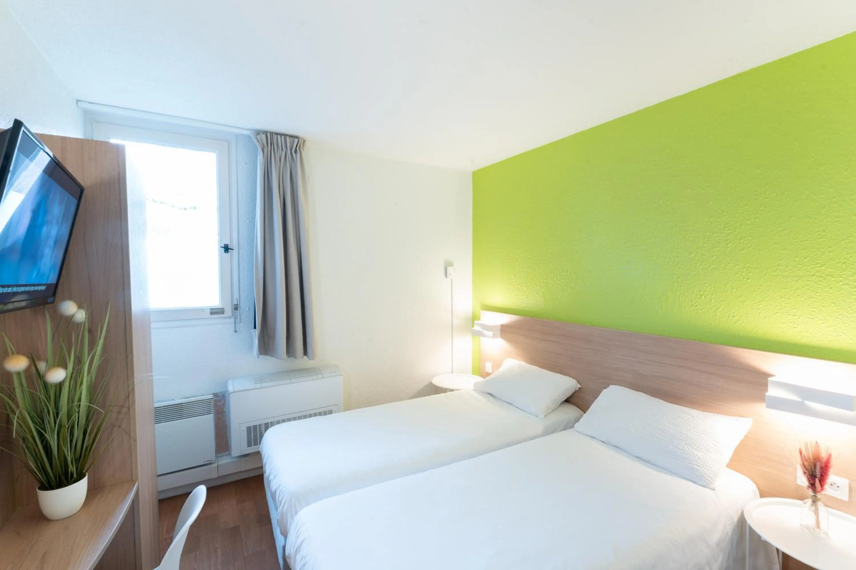 Photo of the whole room, Bed in Brit Hotel Essentiel Tours Nord