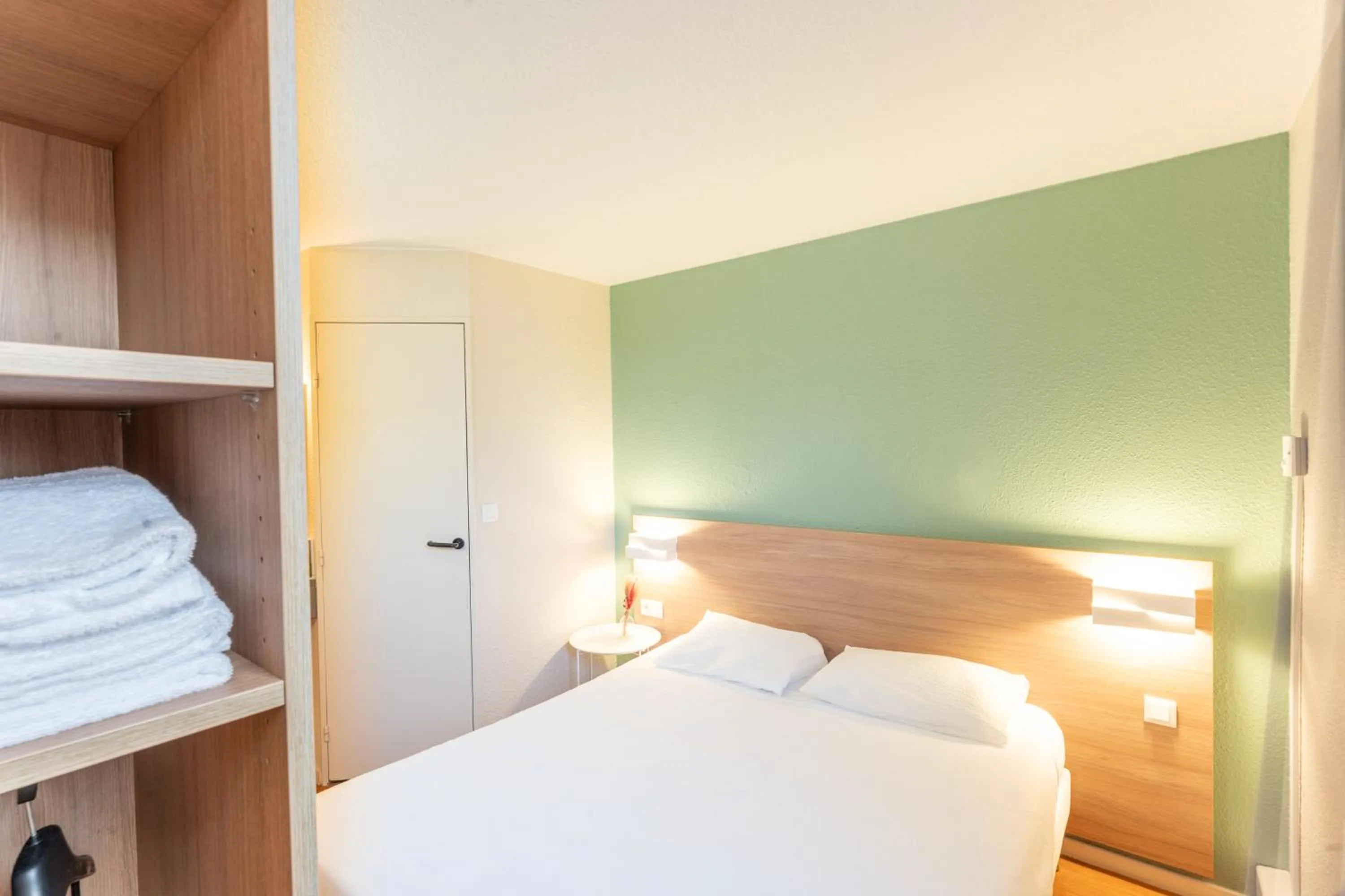 Bed in Brit Hotel Essentiel Tours Nord