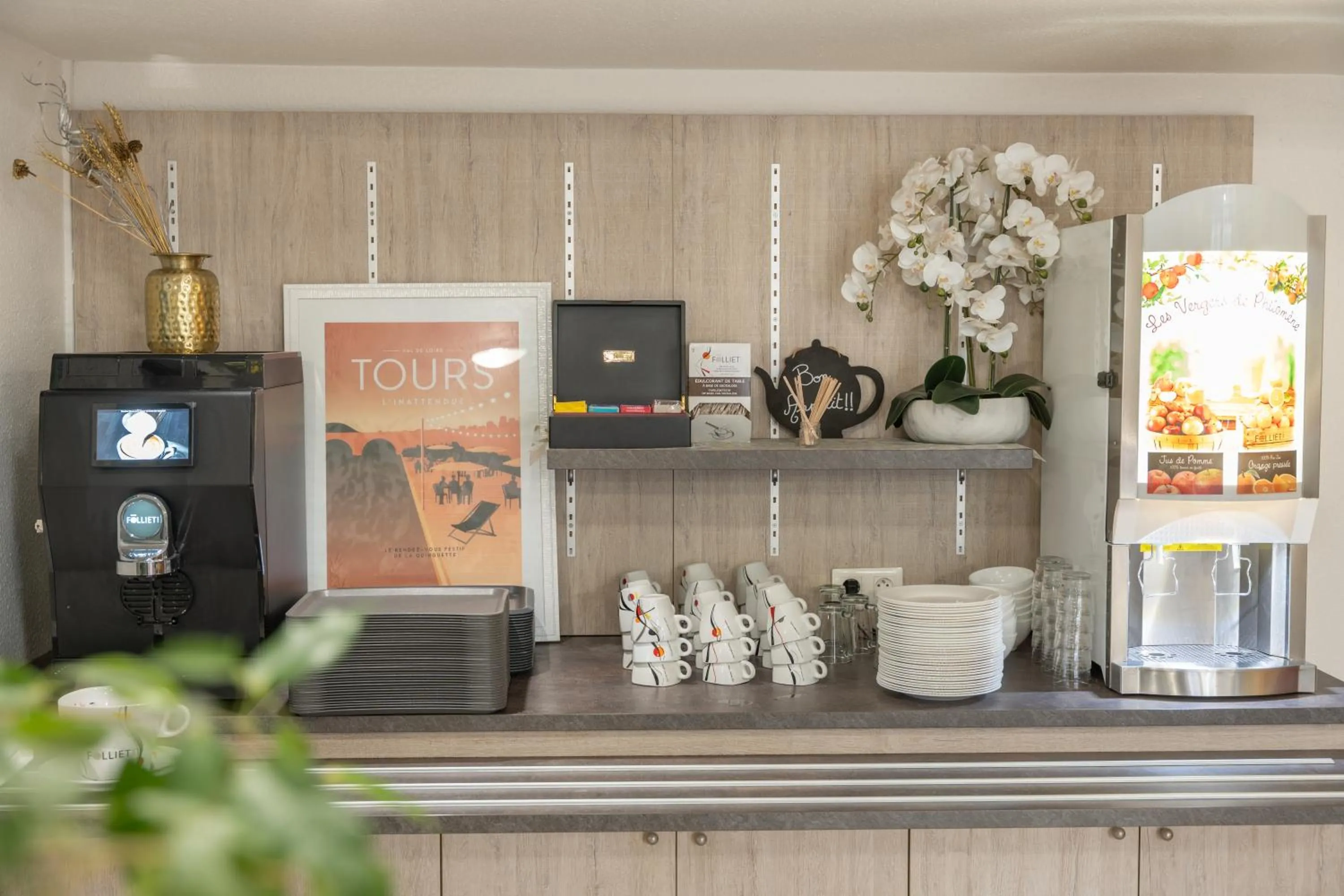 Buffet breakfast in Brit Hotel Essentiel Tours Nord