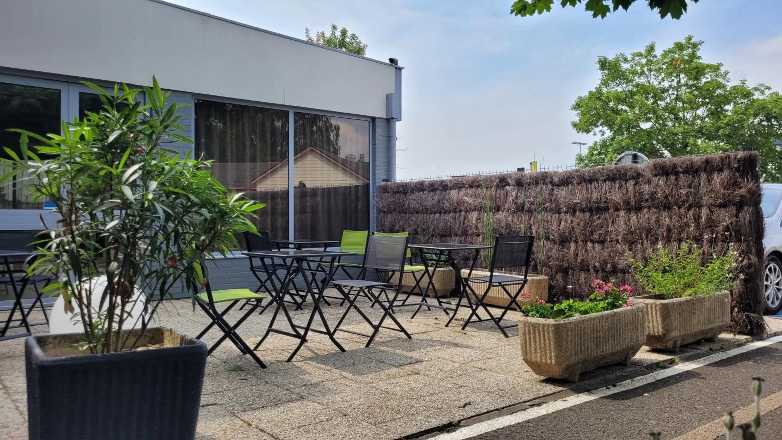 Patio in Brit Hotel Essentiel Tours Nord