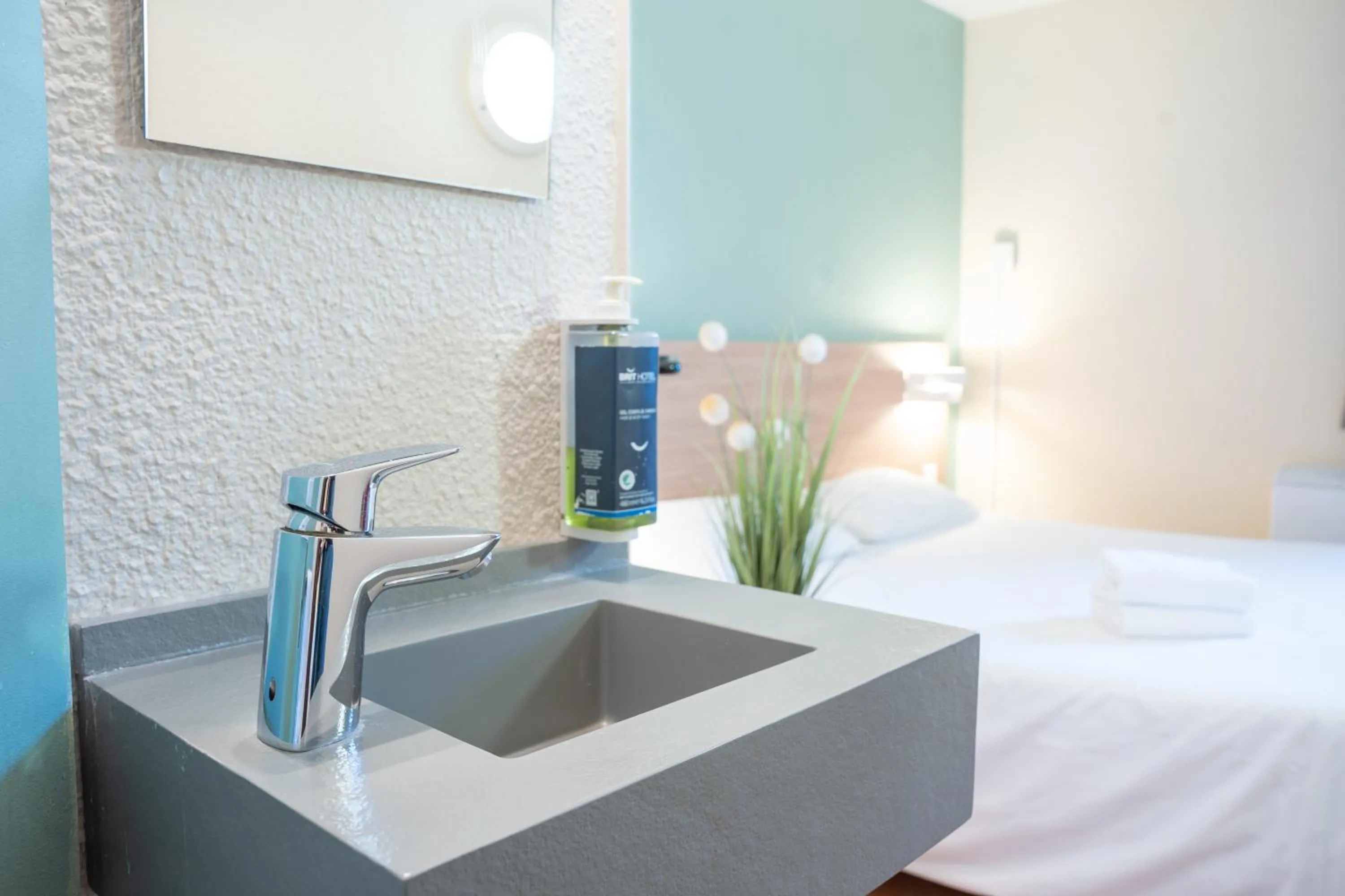 Bathroom, Bed in Brit Hotel Essentiel Tours Nord