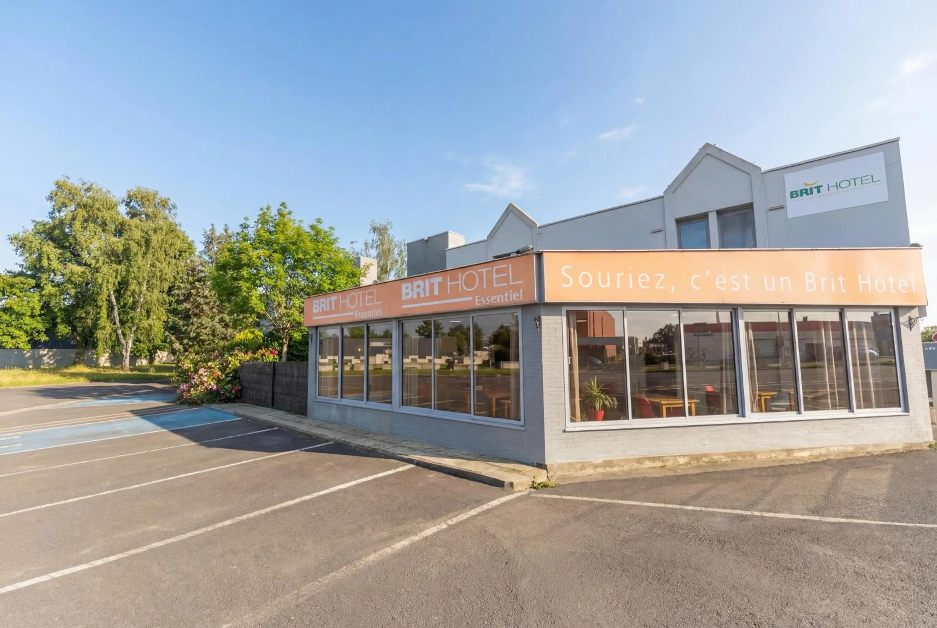 Facade/entrance in Brit Hotel Essentiel Tours Nord