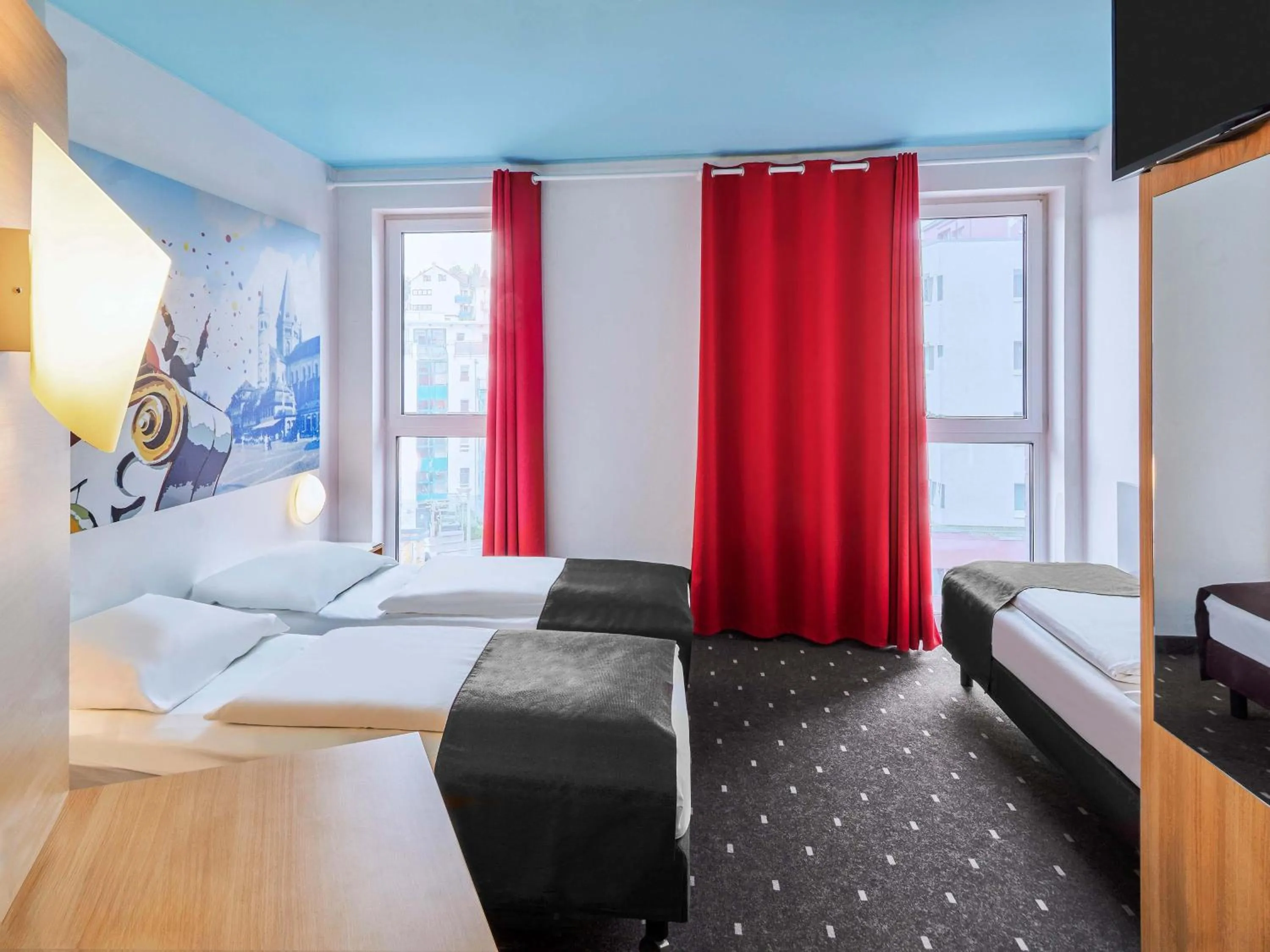 Photo of the whole room, Bed in B&B Hotel Mainz-Hbf