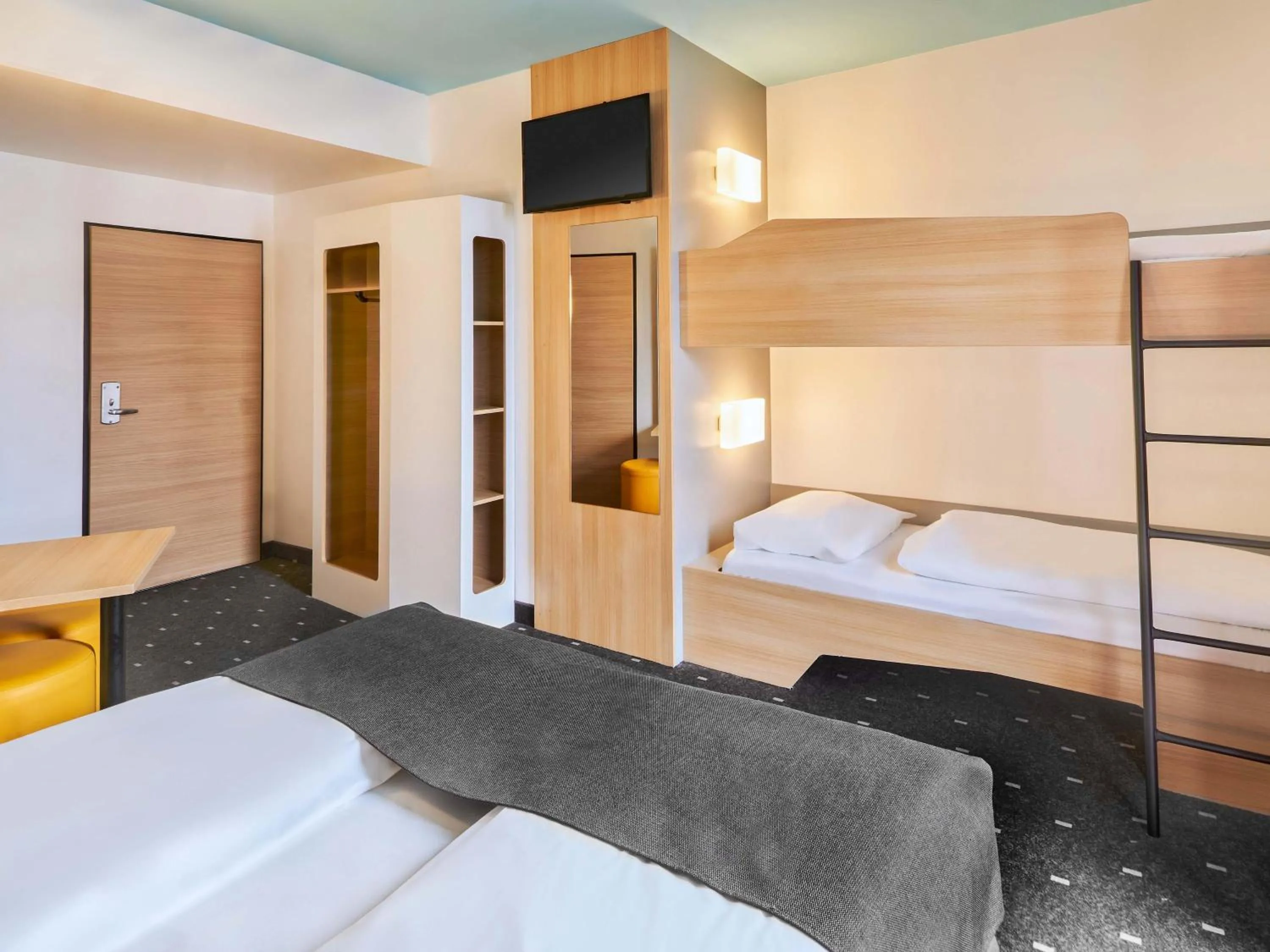 Photo of the whole room, Bed in B&B Hotel Mainz-Hbf