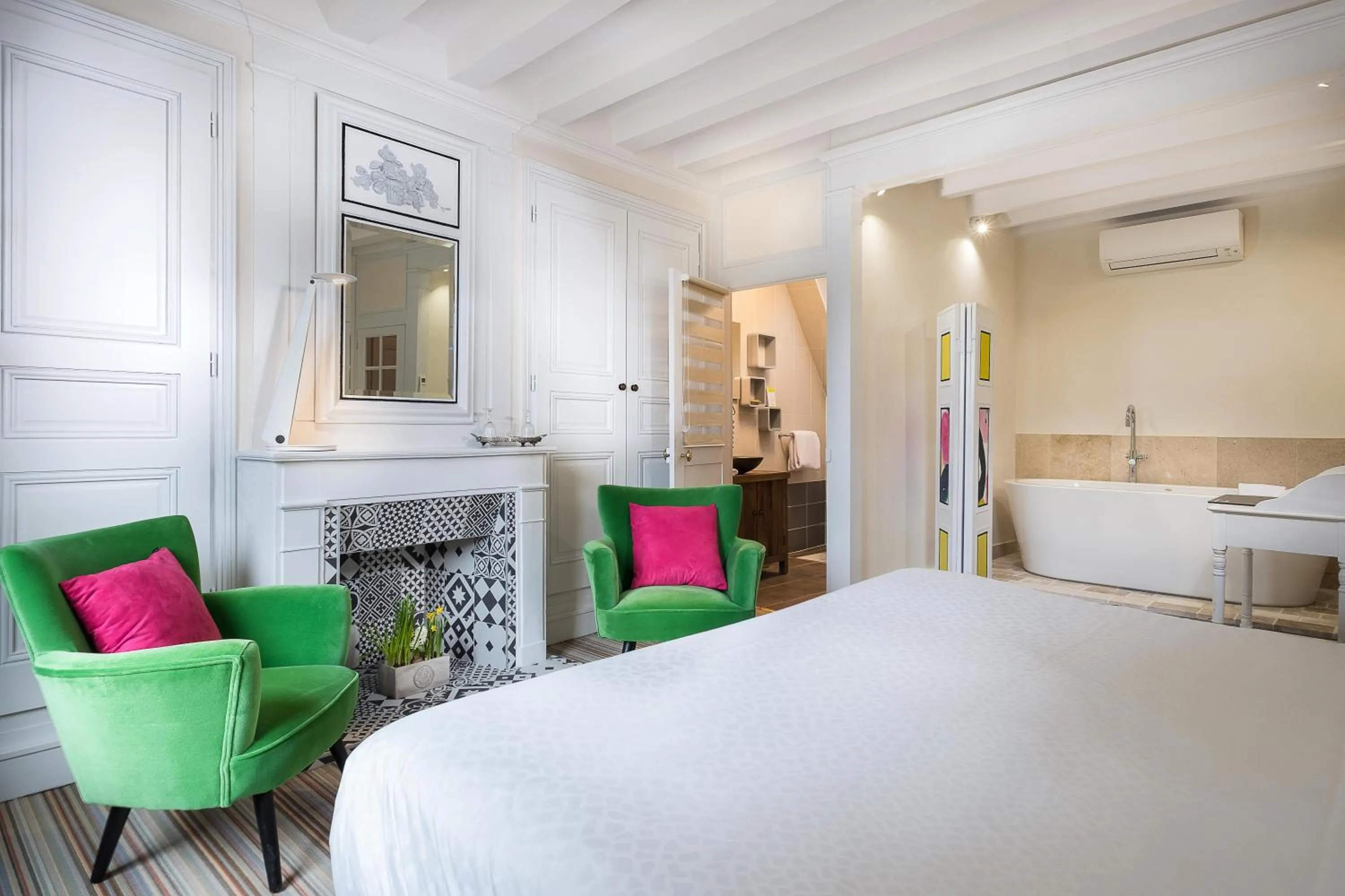 Photo of the whole room, Bed in Auberge du Bon Laboureur Chenonceaux