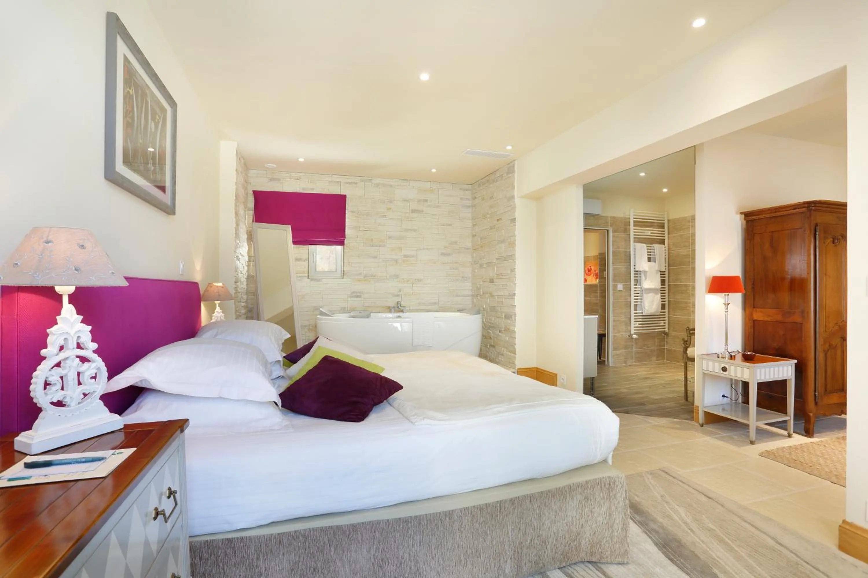 Photo of the whole room, Bed in Auberge du Bon Laboureur Chenonceaux