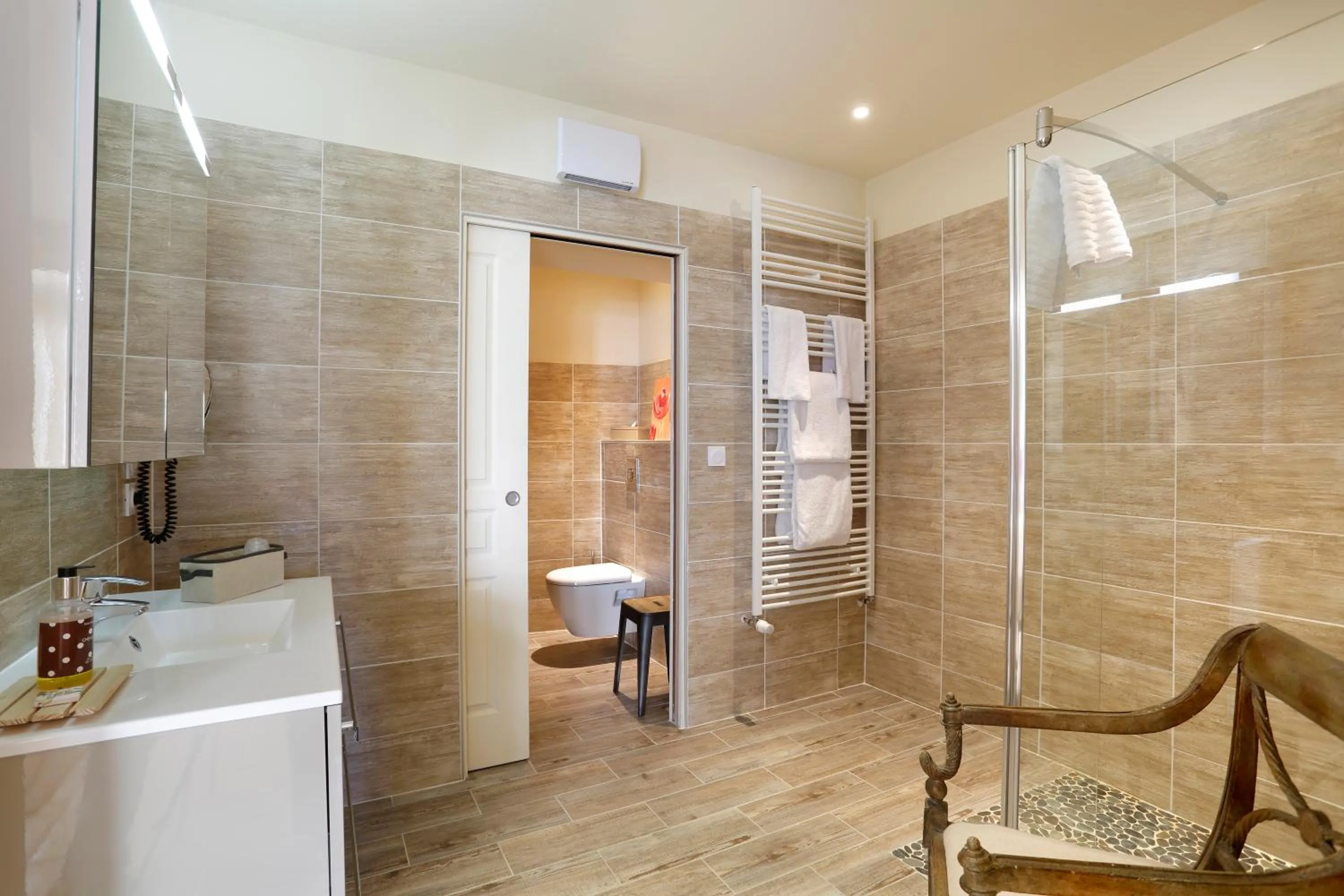 Bathroom in Auberge du Bon Laboureur Chenonceaux