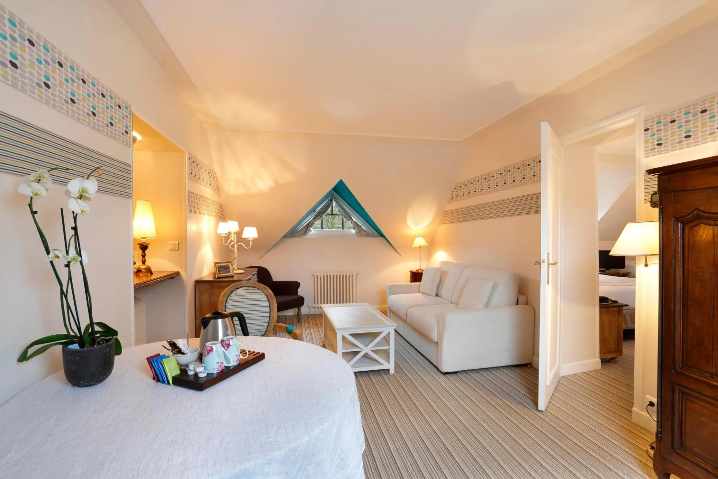 Living room, Bed in Auberge du Bon Laboureur Chenonceaux