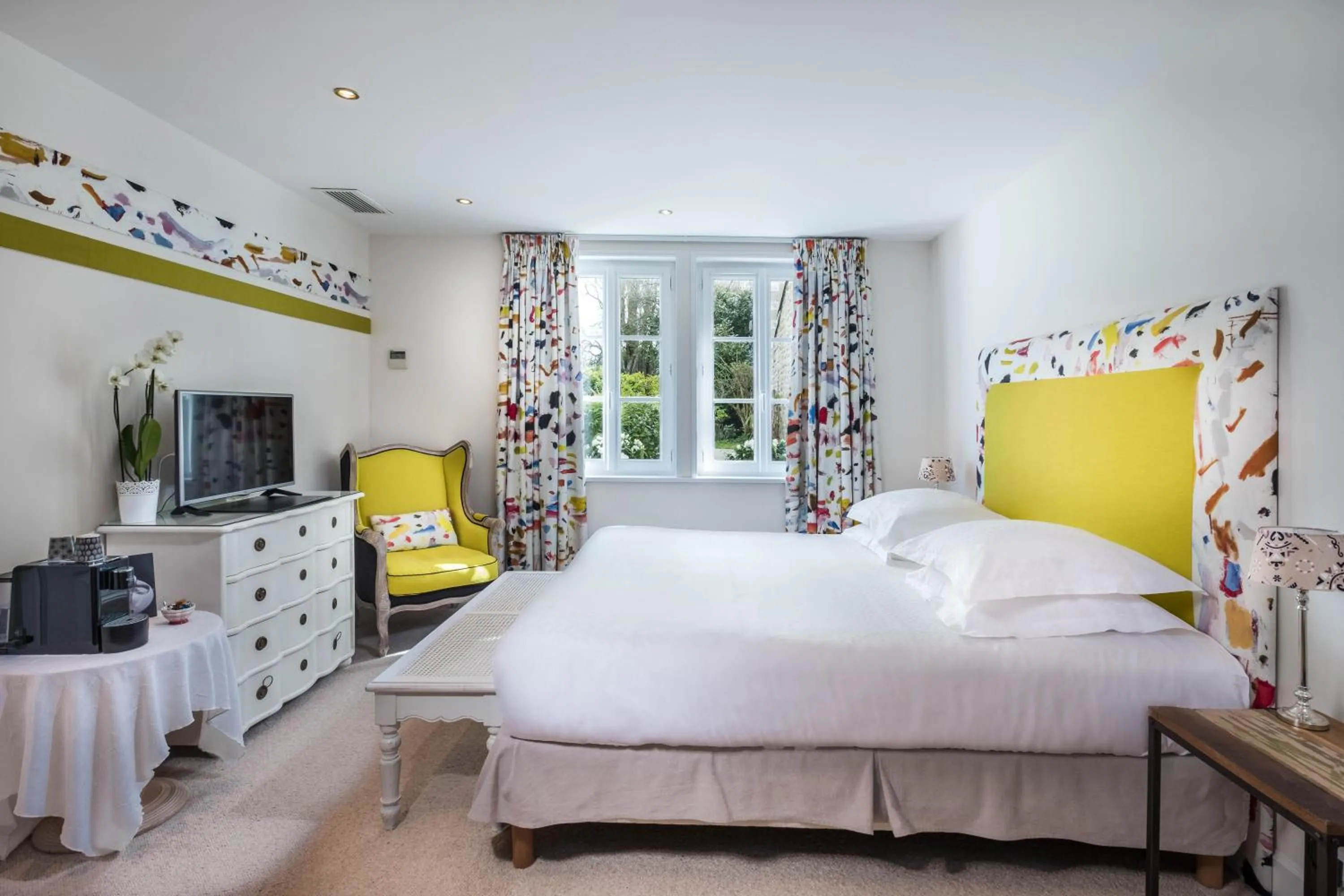 Bedroom, Bed in Auberge du Bon Laboureur Chenonceaux