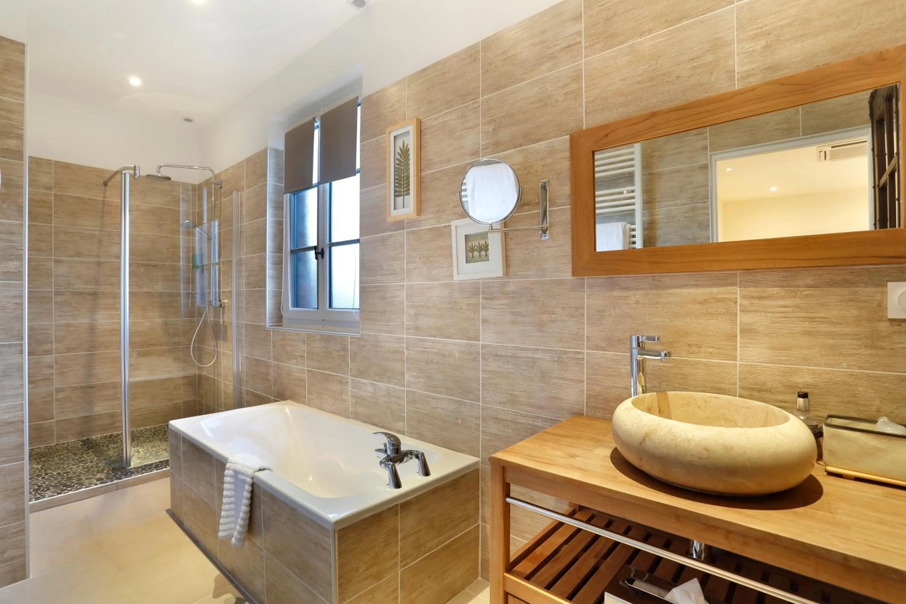 Bathroom in Auberge du Bon Laboureur Chenonceaux