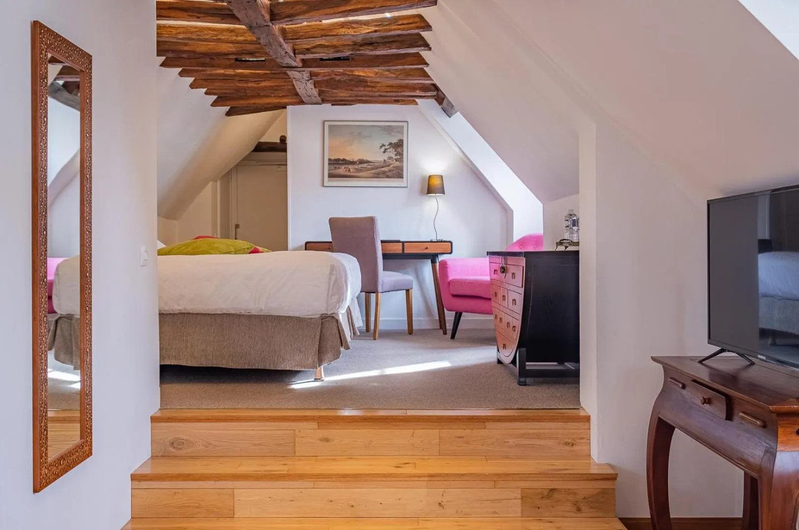 Photo of the whole room, Bed in Auberge du Bon Laboureur Chenonceaux